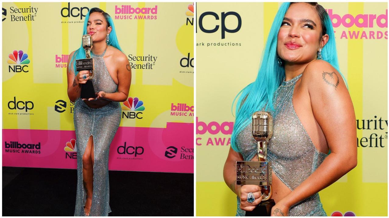 Karol G con su estatuilla de los premios Billboard 2021.