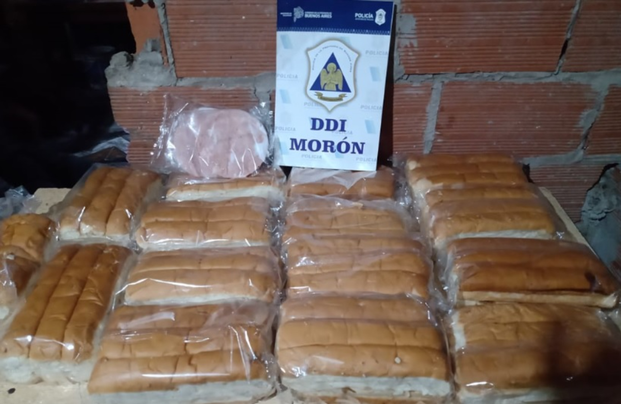 Parte de la mercadería que fue encontrada en poder de los sospechosos.