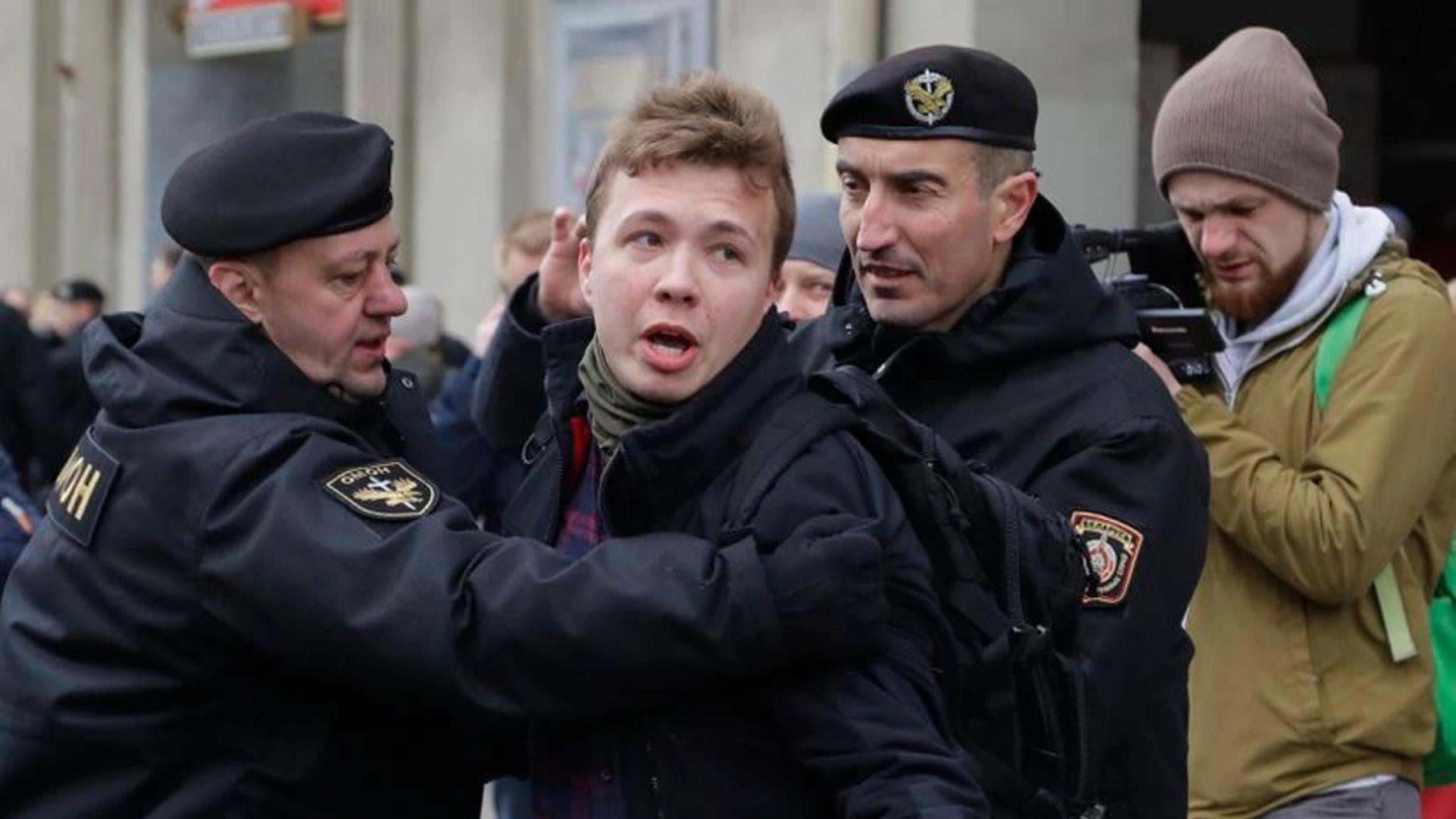 Bielorrusia desvió un avión para arrestar a un periodista opositor, Roman Protasevich (imagen de archivo de la detención del bloguero en 2017).