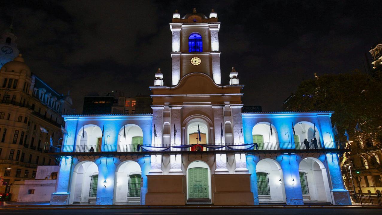 El Cabildo iluminado con los colores patrios para celebrar un nuevo aniversario de la Revolución de Mayo.