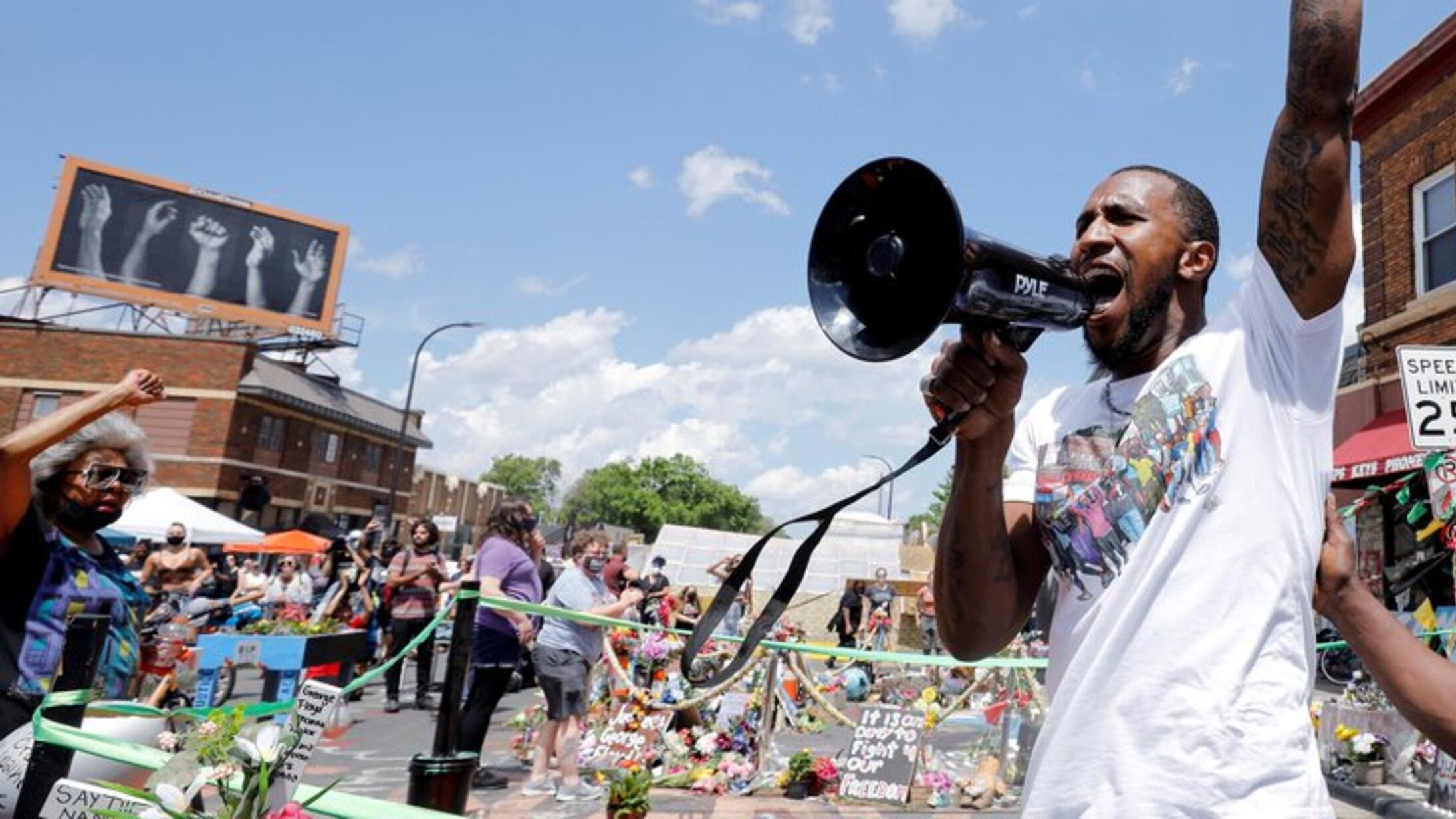 A un año de la muerte de Floyd, hubo un tiroteo en el lugar donde se produjo su asesinato (Gentileza Reuters).