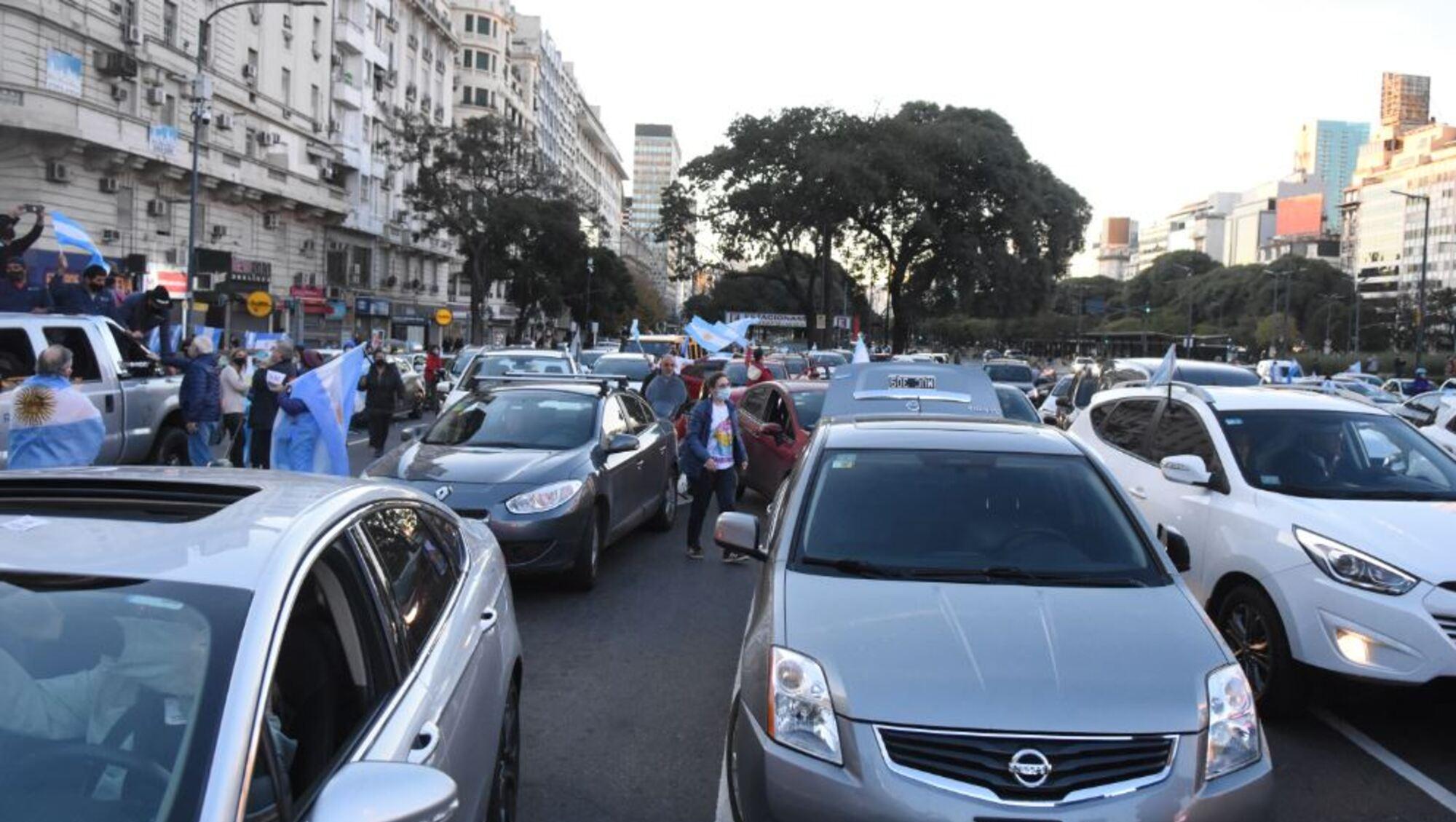 Otra marcha anticuarentena se llevó a cabo en el Obelisco (Pablo Villan/Crónica).