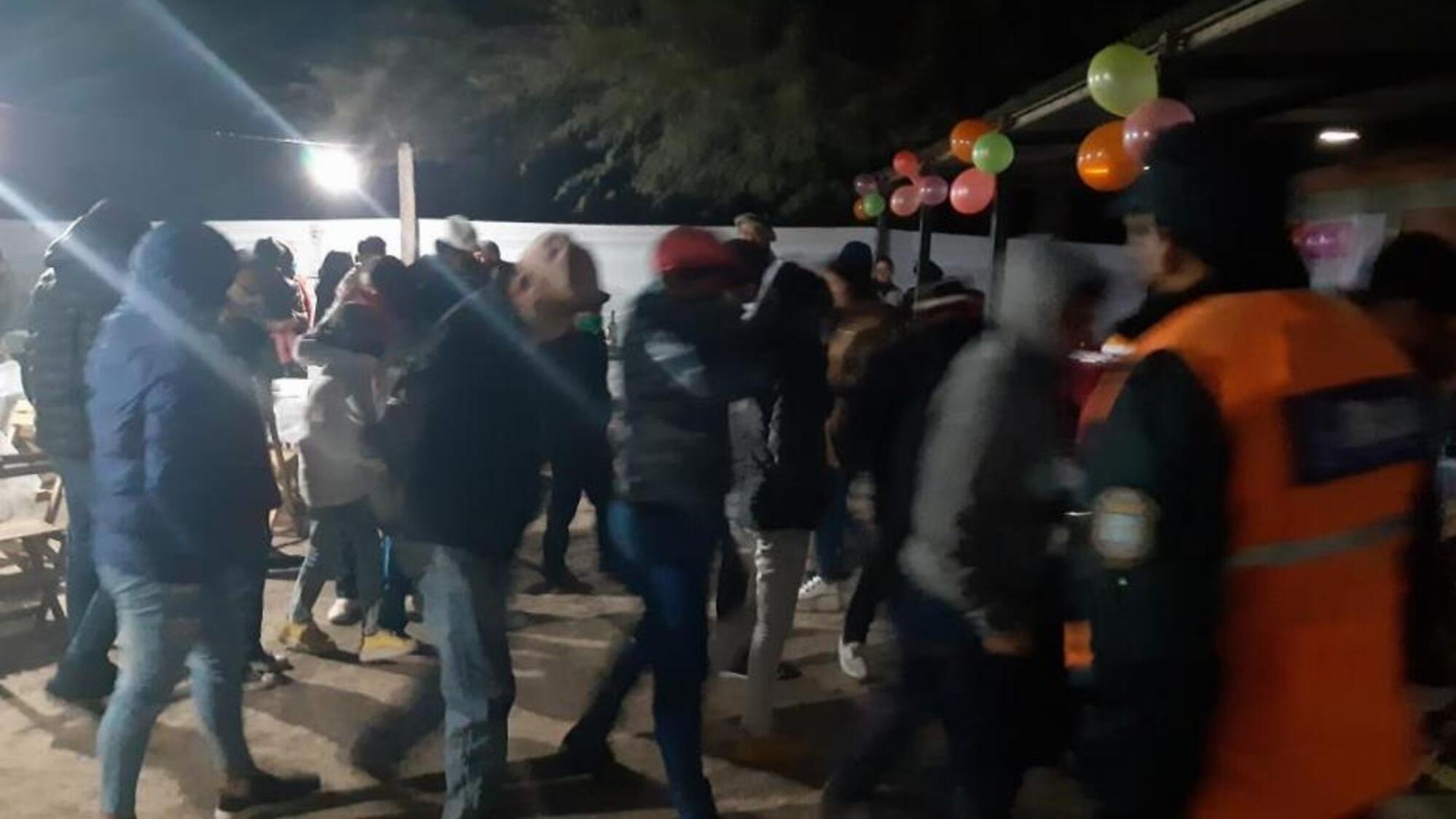 En la fiesta clandestina de Santiago del Estero habían 80 covidiotas (El Liberal).