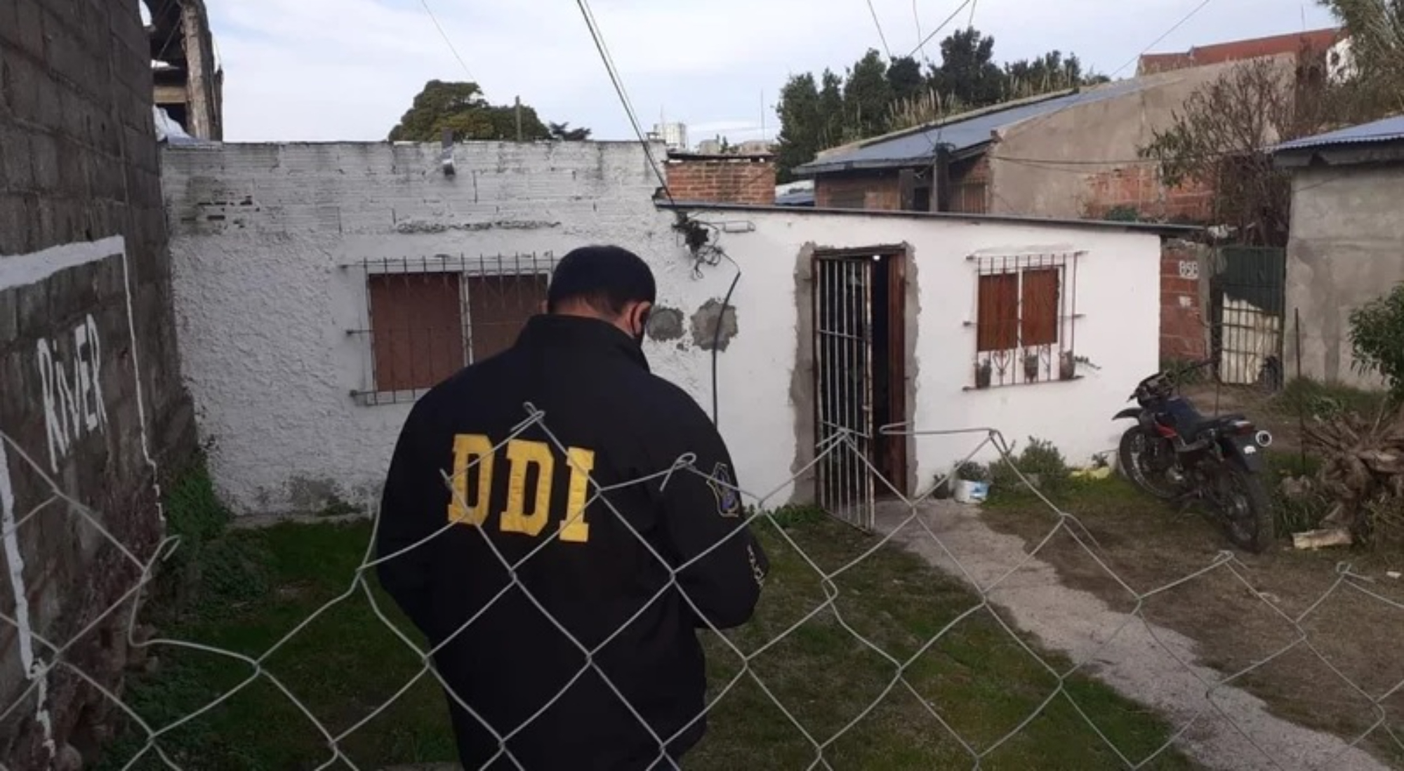 Los efectivos policiales concurrieron al escenario del doble femicidio. Foto: 0223.