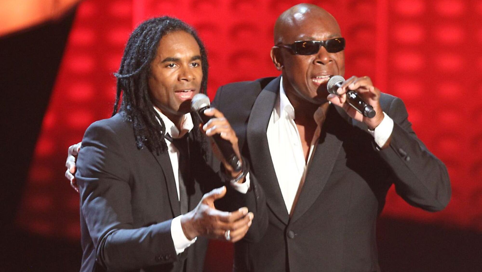 Fabrice Morvan, la cara visible de Milli Vanilli, y John Davis, la voz, juntos en un show de 2015.