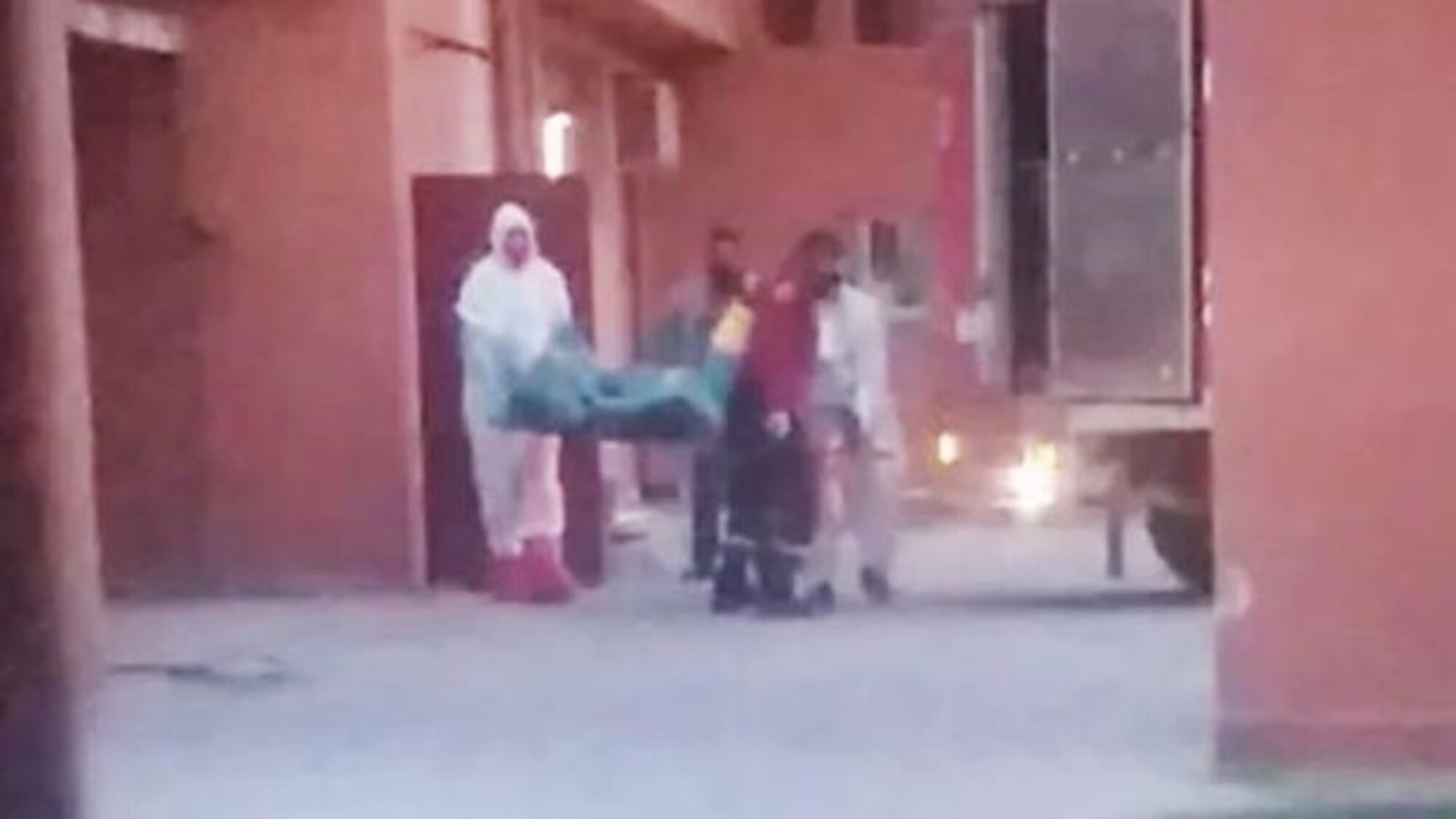 El momento en que retiran el cadáver del hombre del hotel alojamiento salteño.