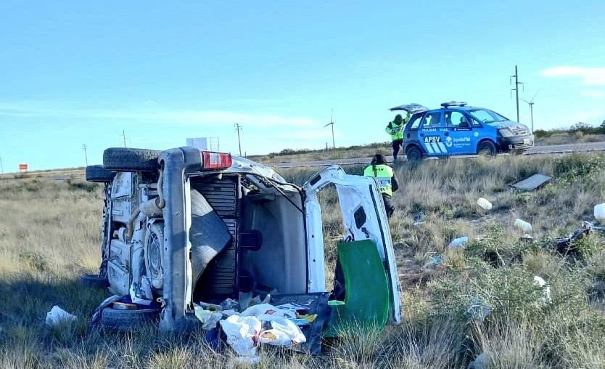 El auto cayó desde varios metros de altura y quedó destruido.