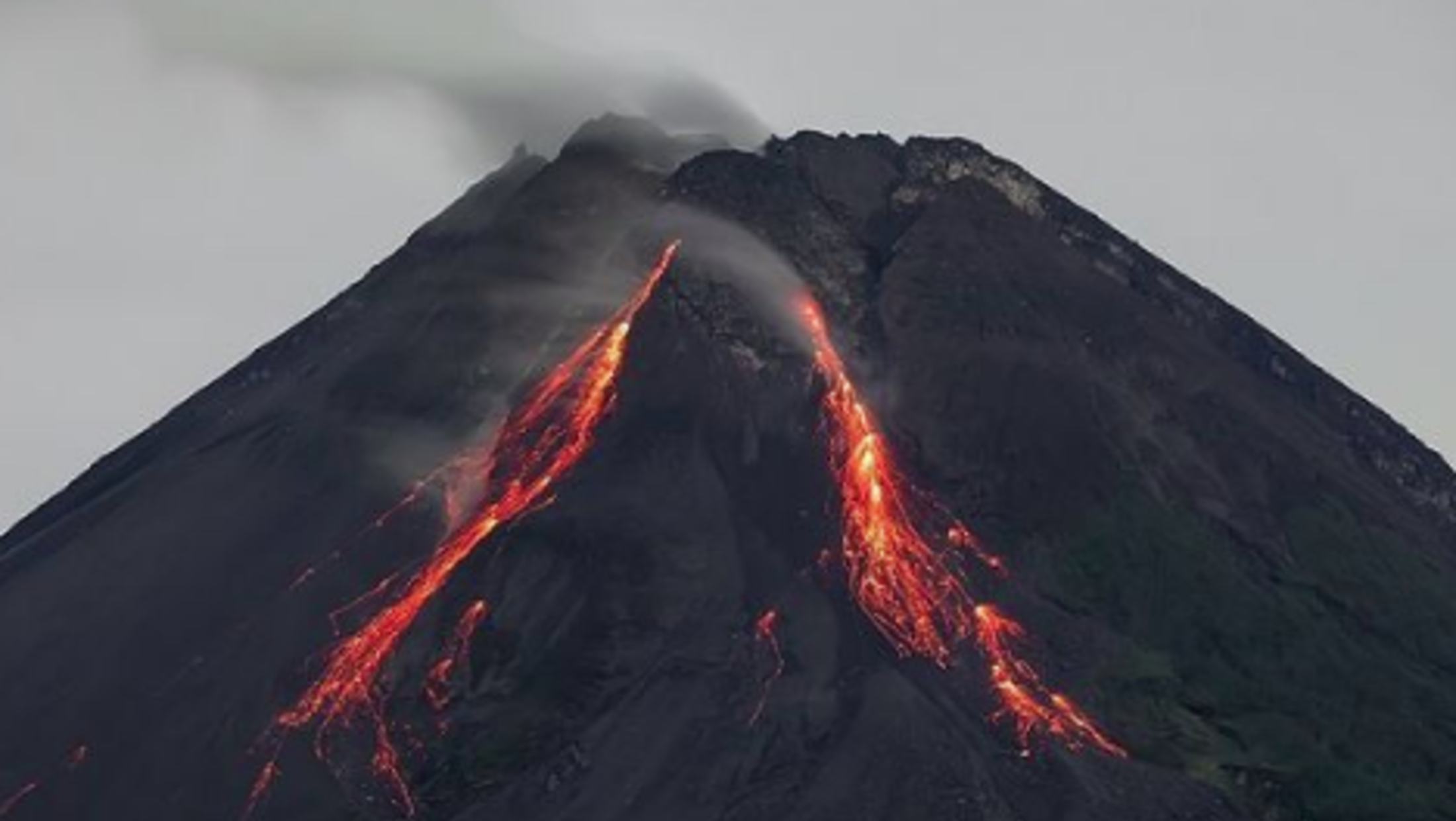 El volcán Merapi en actividad (Gentileza Gunarto Song). 