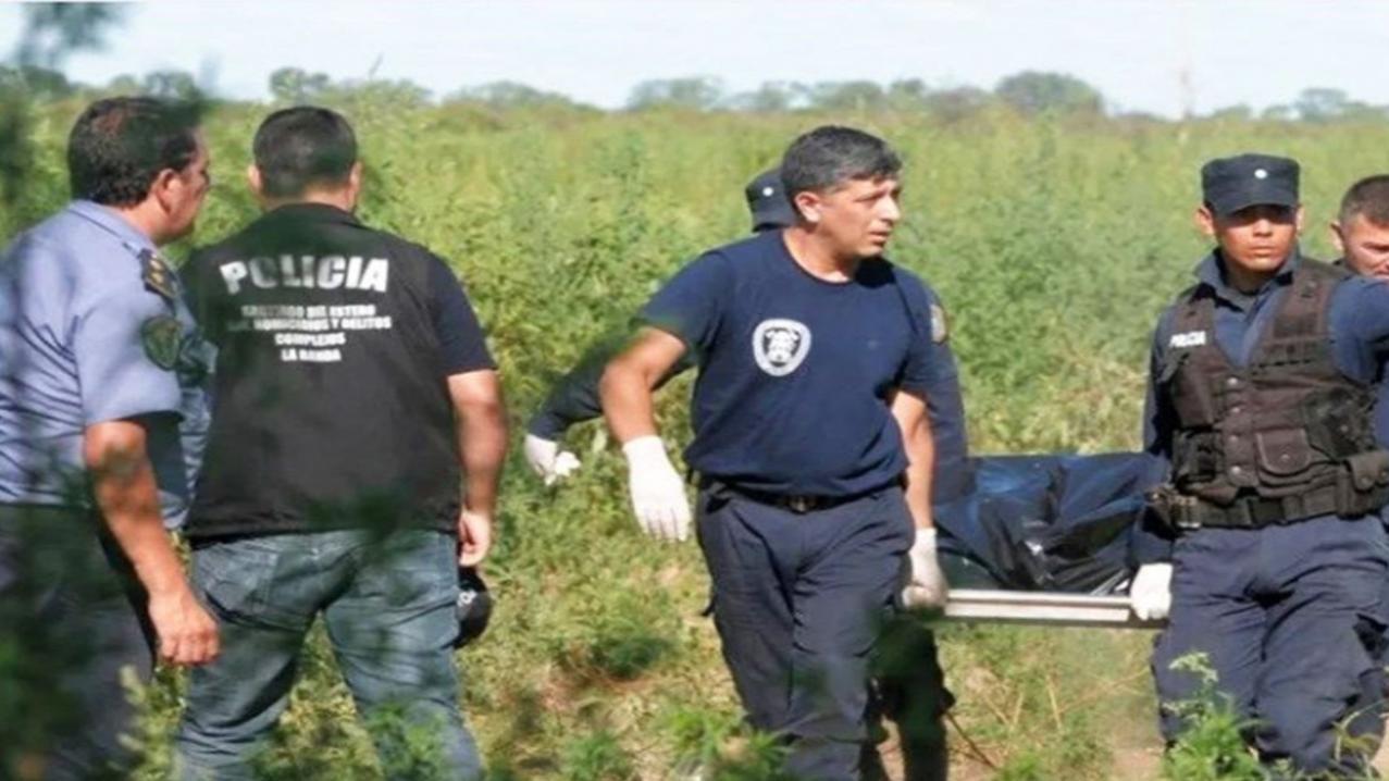 Macabro: hallaron el cráneo de una persona colgando de un árbol en Santiago del Estero.