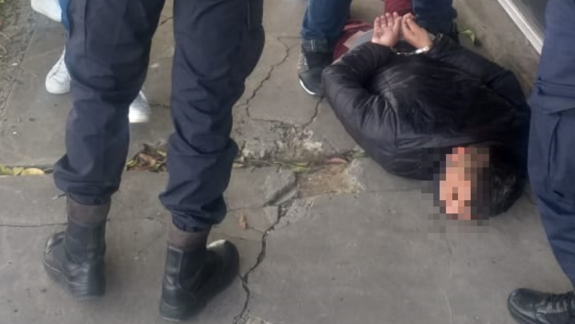  Así fue reducido por los efectivos policiales uno de los delincuentes.