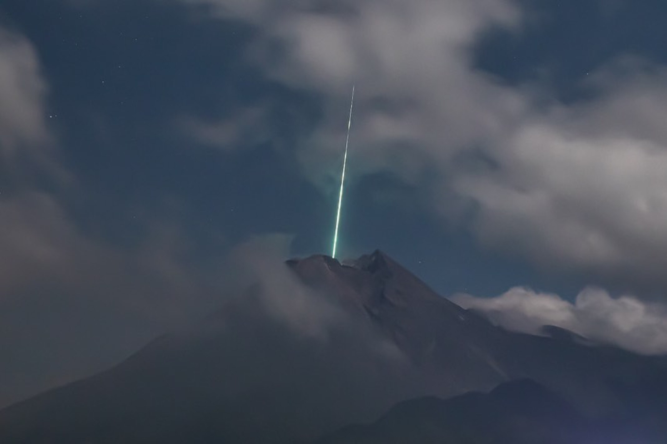 Increíble: Meteorito impacta con volcán activo y lo captan en vídeo.