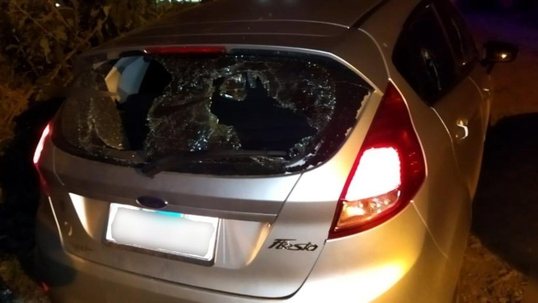 El auto de uno de los gendarmes fue atacado a piedrazos. 