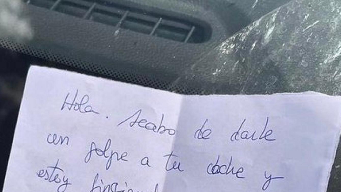 Golpea un auto y deja una nota con un peculiar mensaje que se vuelve viral.