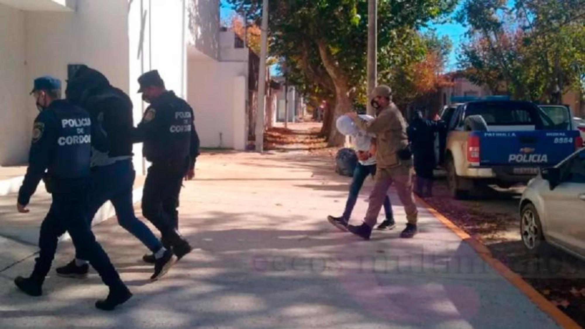 El momento en el que detienen a dos de los cuatro imputados (foto: gentileza).