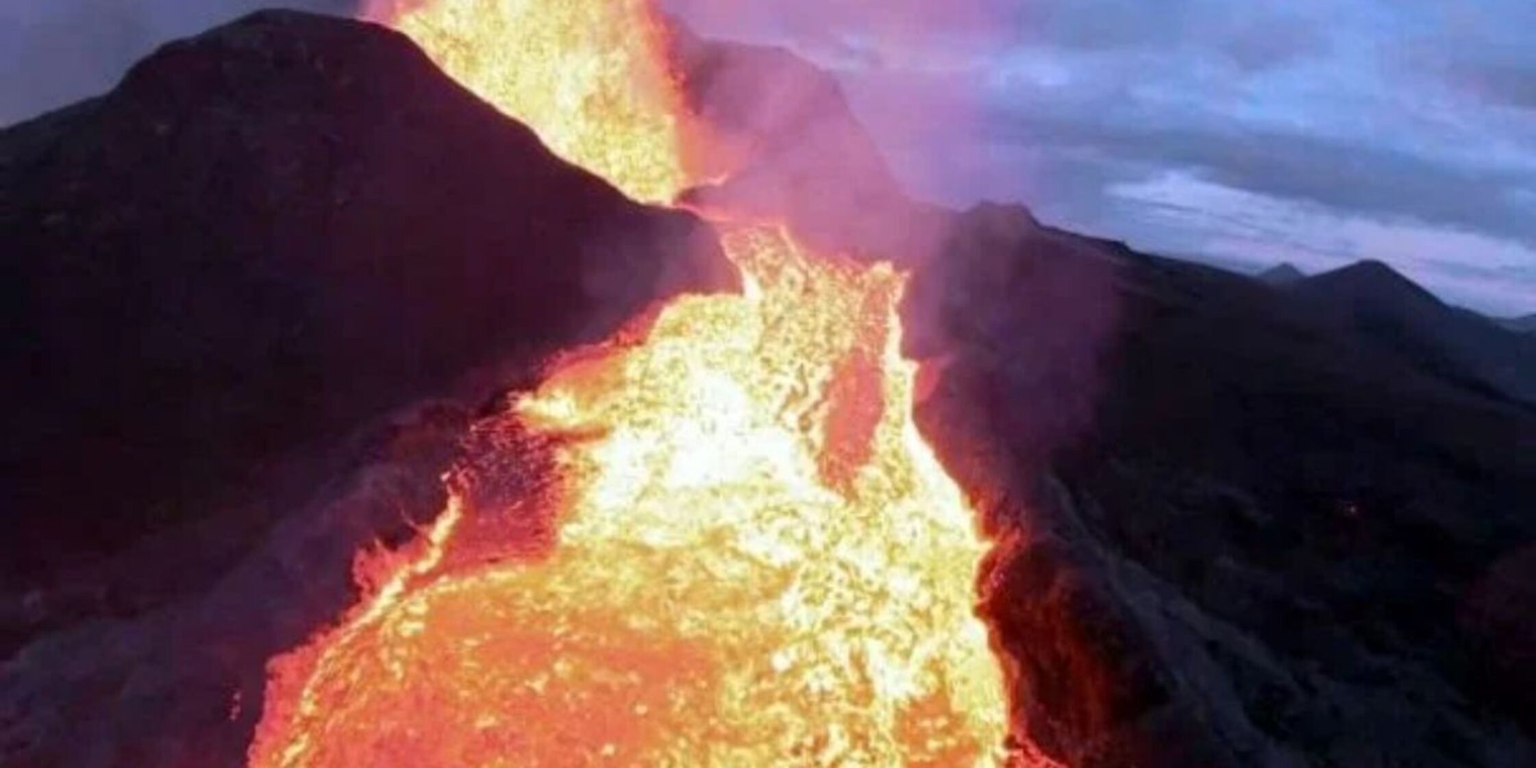 ¡Impresionante!: un dron grabó muy cerca un volcán en erupción y terminó destruido / (Captura vídeo).