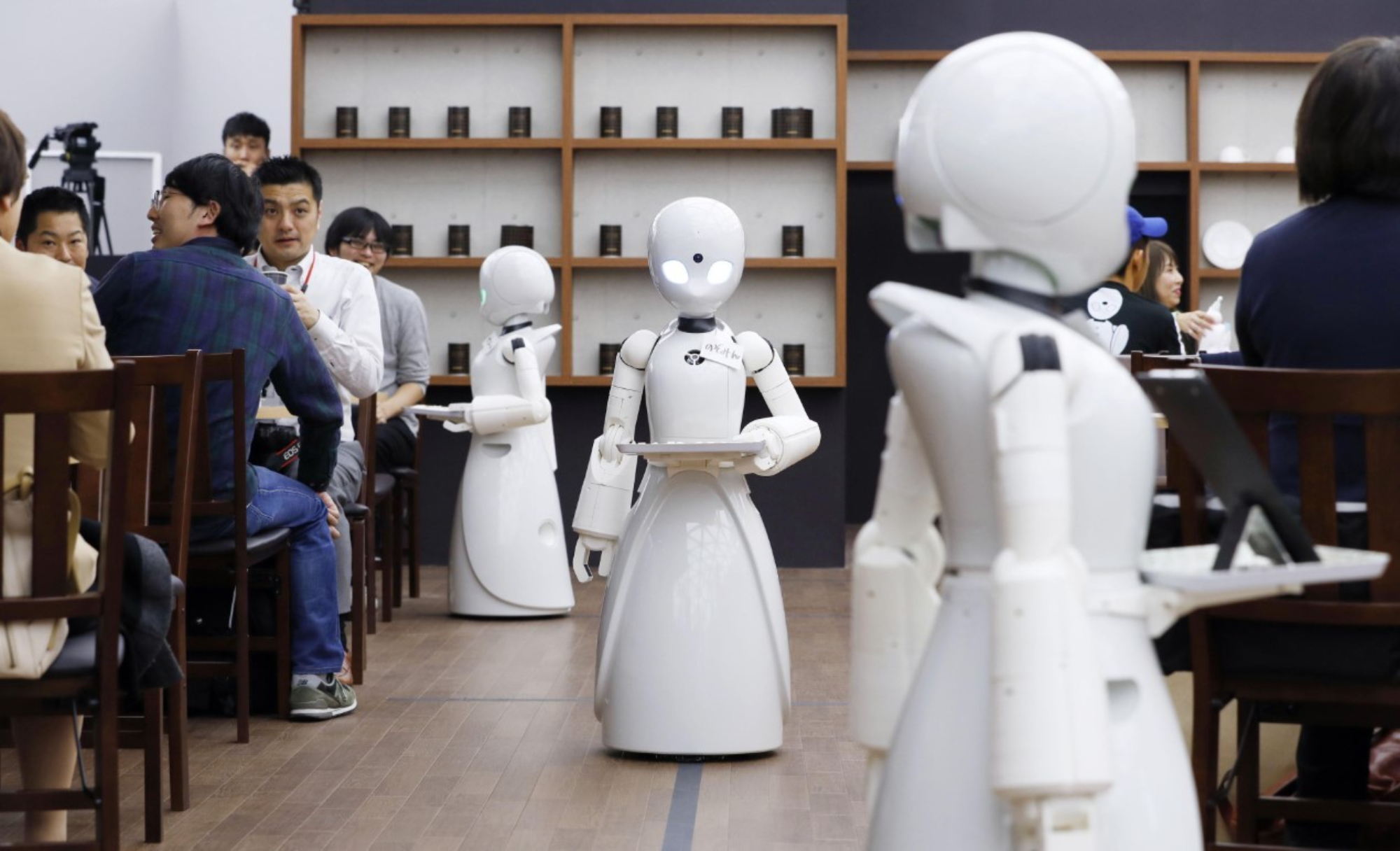 En Japón se puede ir a tomar un café y ser atendido por robots.