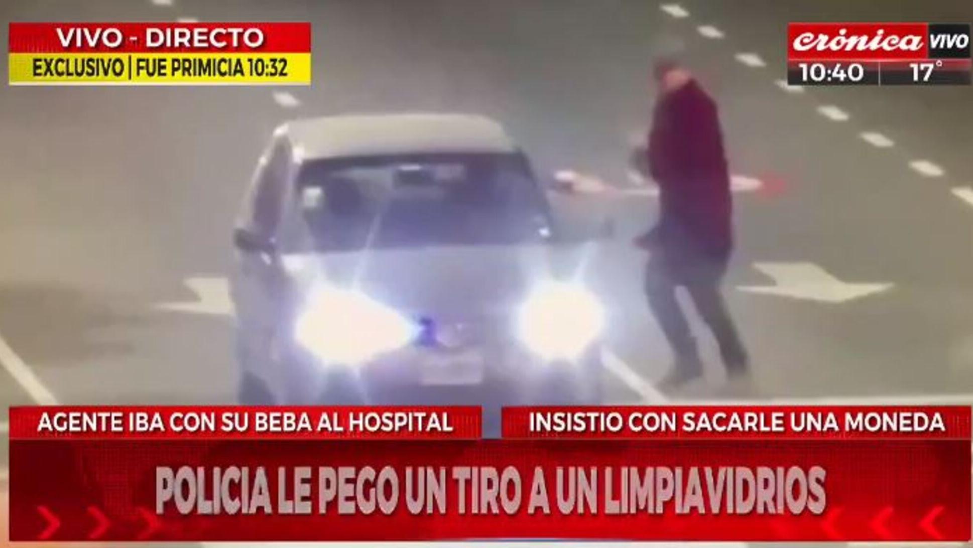 La pelea entre el policía y el limpiavidrios tuvo lugar en peno centro porteño (Captura de video).