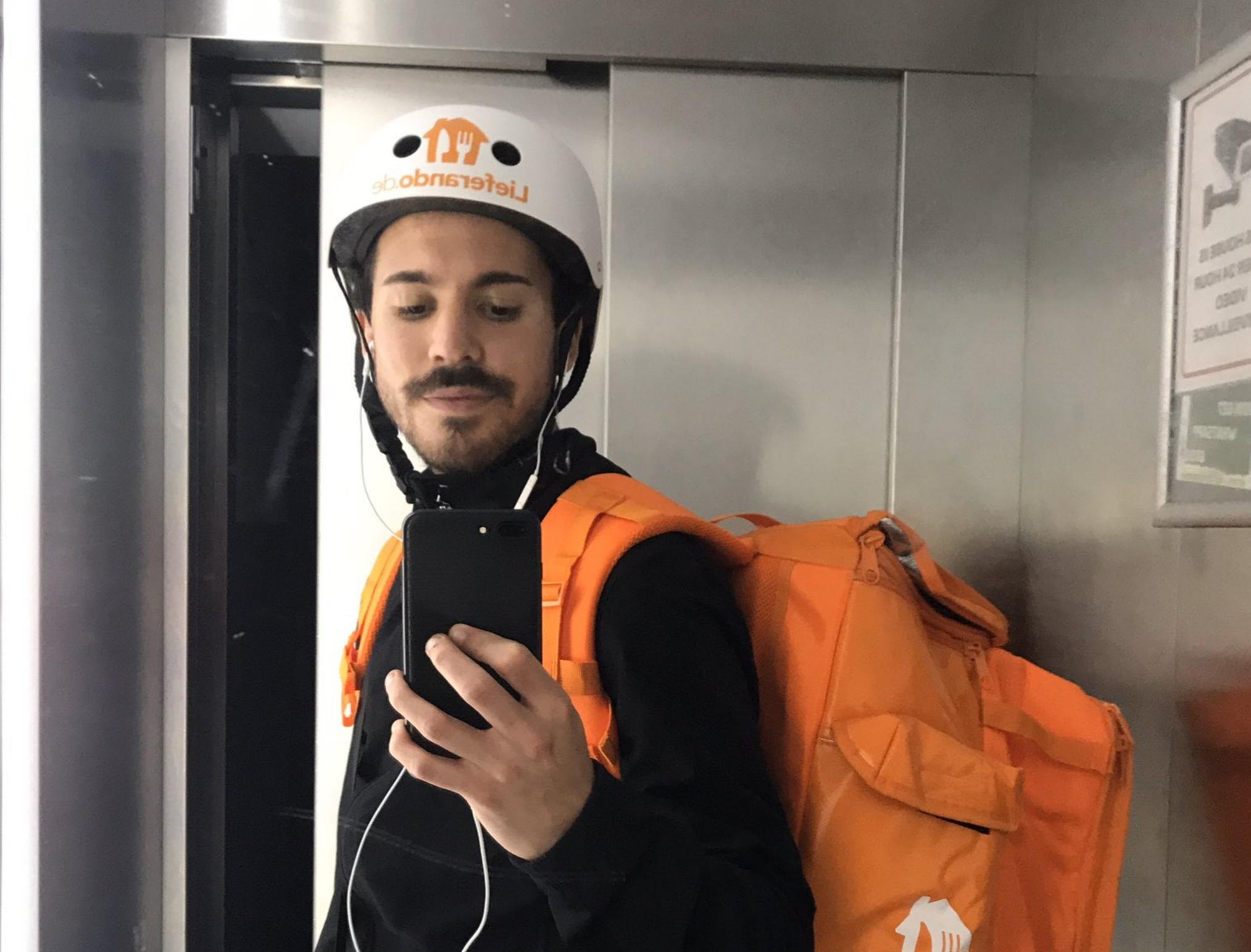 Joven argentino mostró las propinas que ahorró siendo delivery en Alemania y se volvió viral (foto twitter).