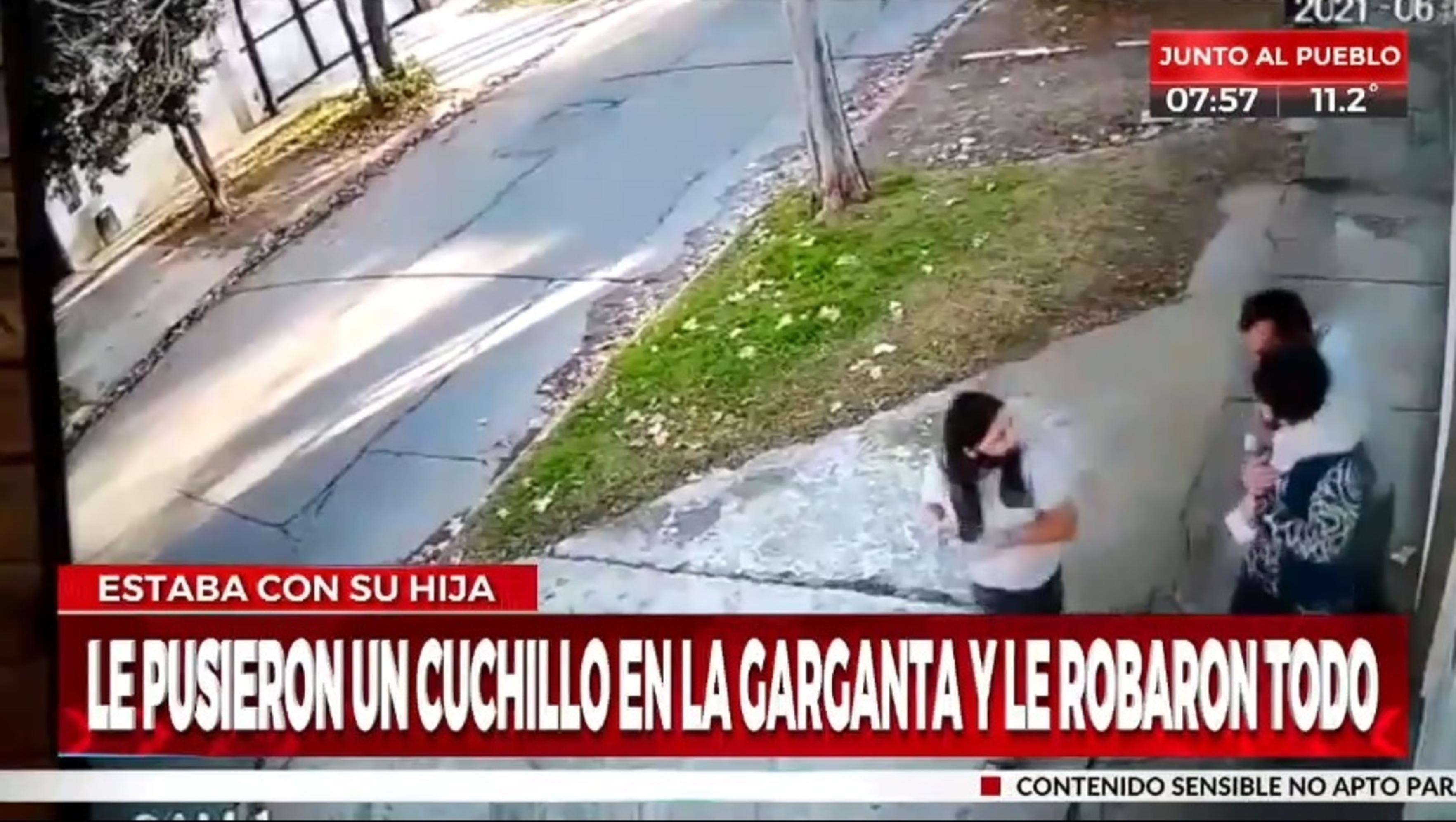 Así amenazaban con un cuchillo a una mujer delante de su hija en Rosario. (Crónica HD)