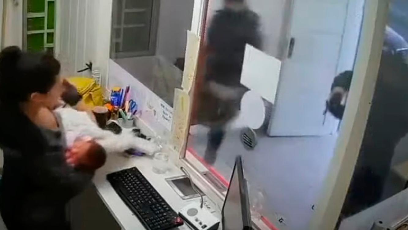 Así asaltaron a una mujer con su bebé en una agencia de quiniela en General Roca (Captura de video).