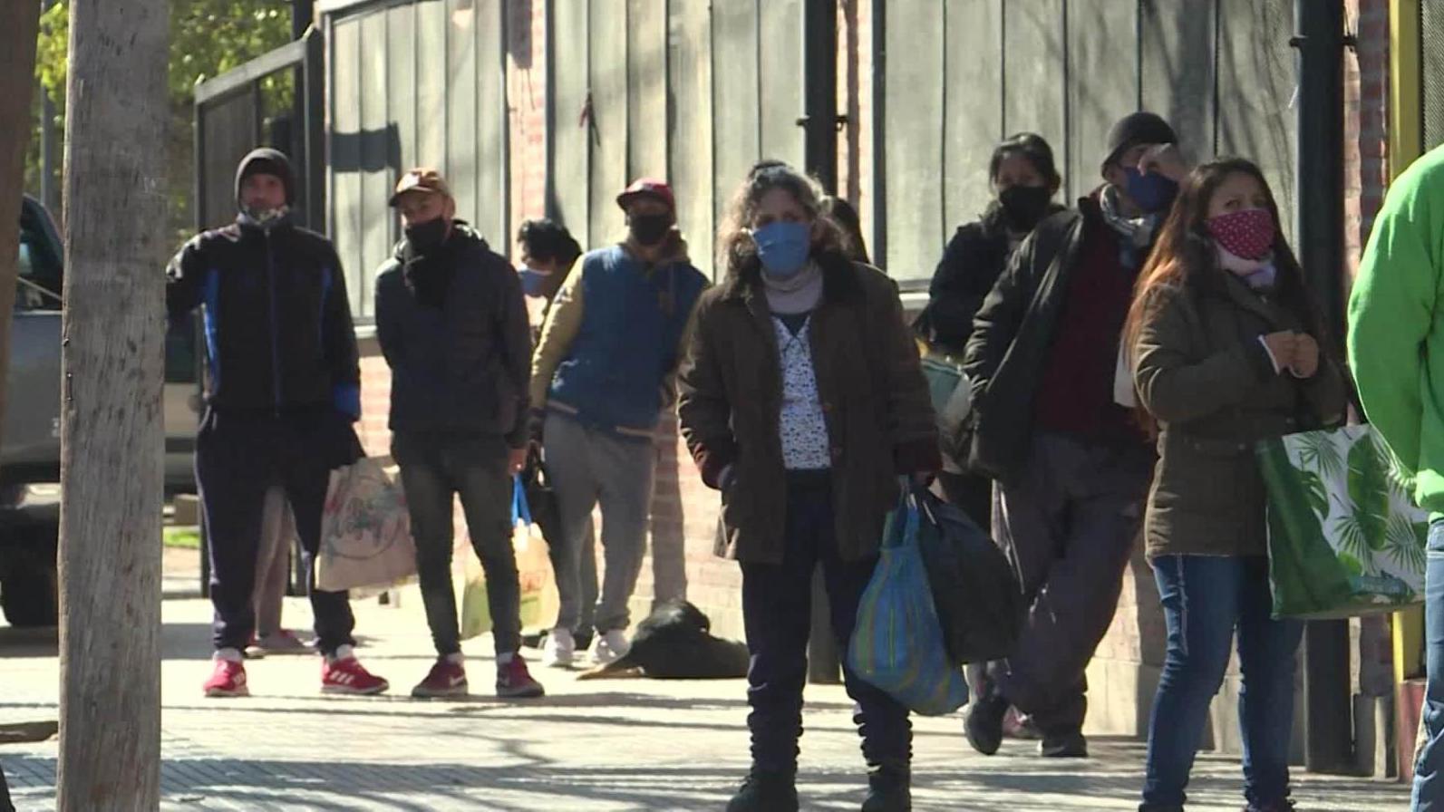 Entre la menor actividad económica por las restricciones y el ritmo de la inflación, se agrava la situación social.