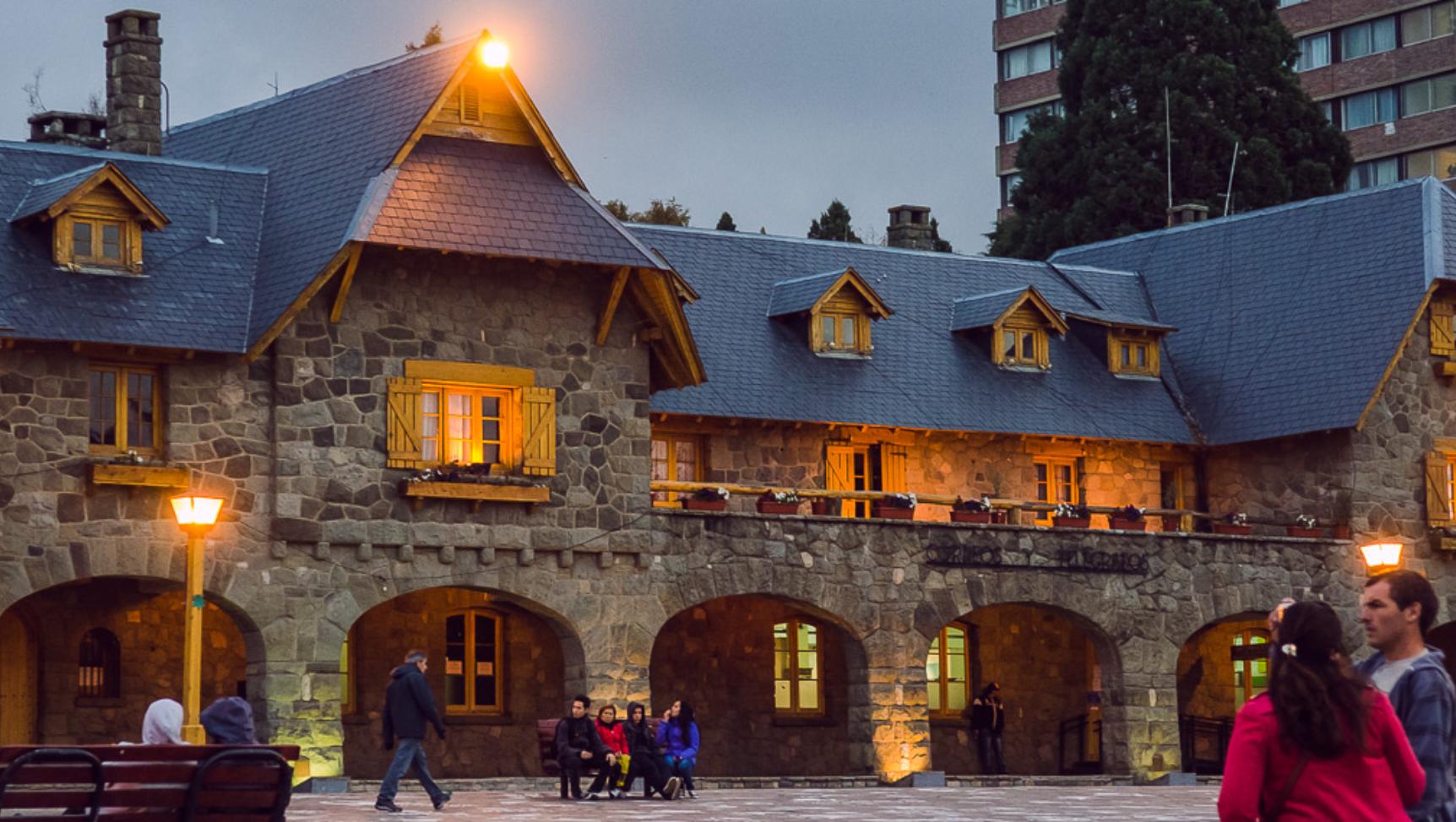 El Centro Cívico de Bariloche podría volver a poblarse de turistas el mes que viene.