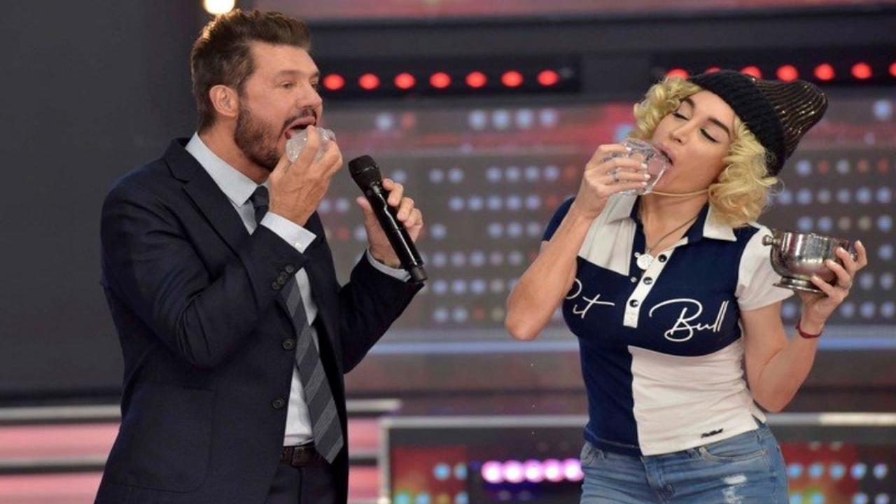 Fátima Flórez y Marcelo Tinelli chupando hielo en Showmatch.