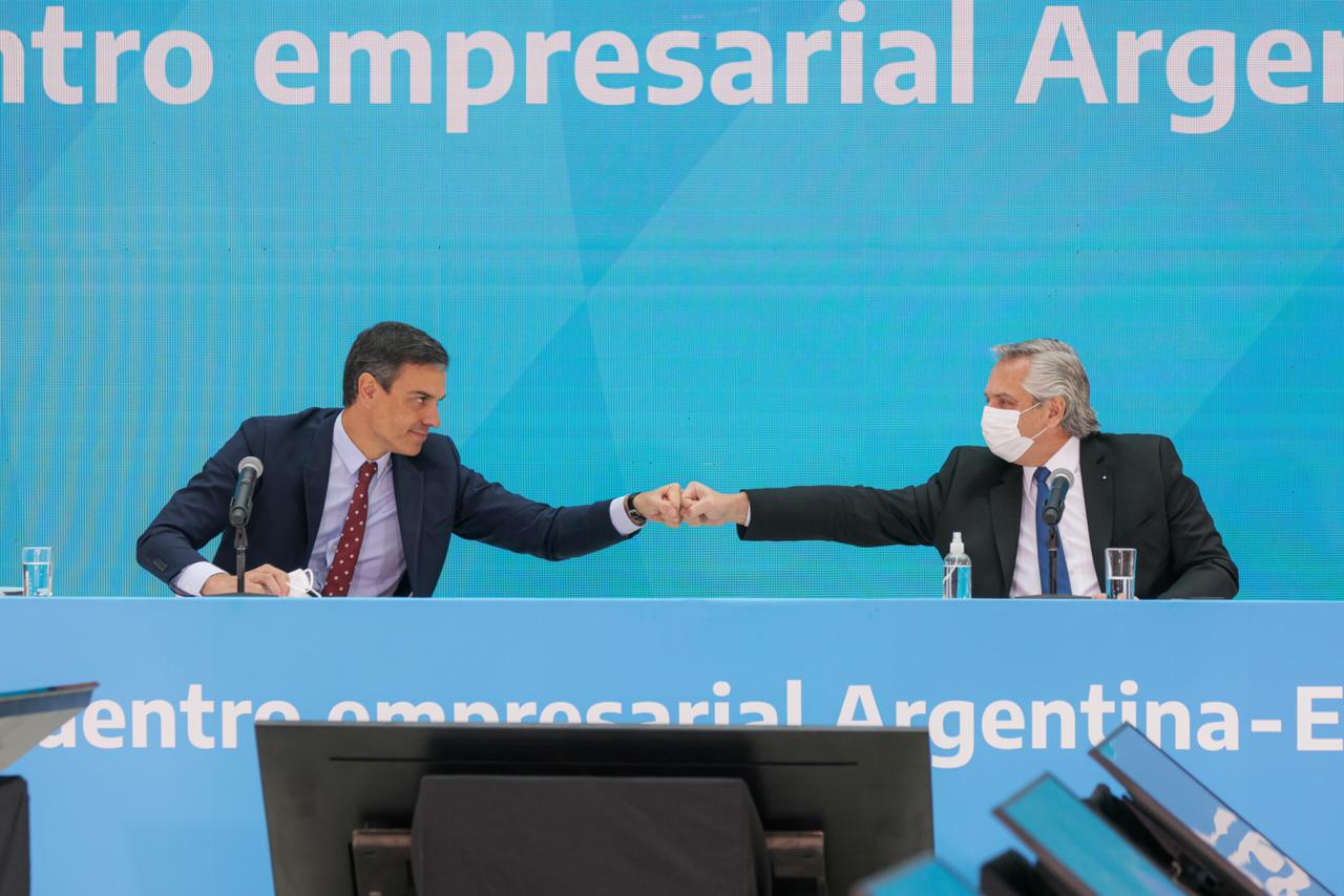 Alberto Fernández y Pedro Sanchez chocan los puños en el Museo del Bicentenario.