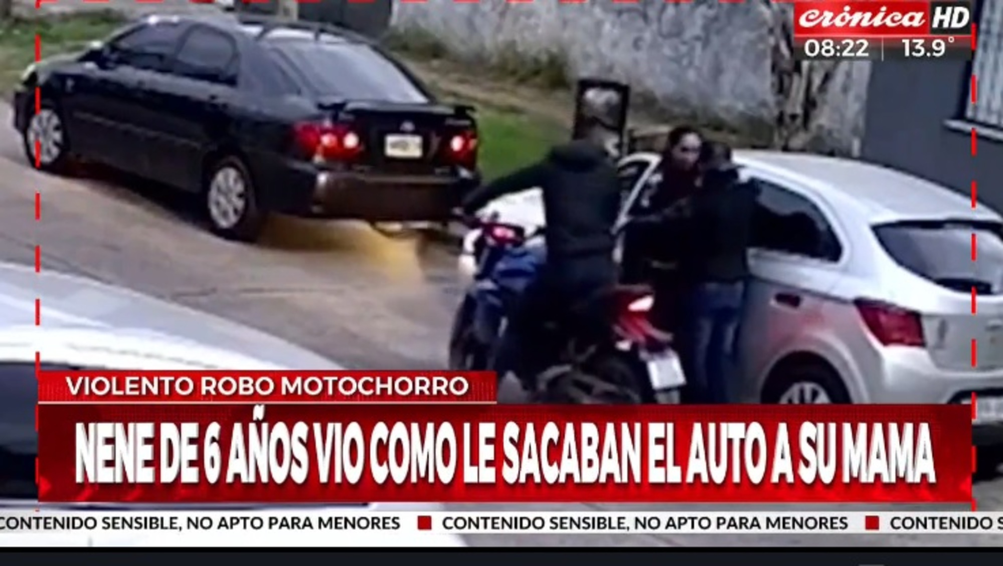 El momento en que los motochorros roban el auto a la madre del nene de 6 años.