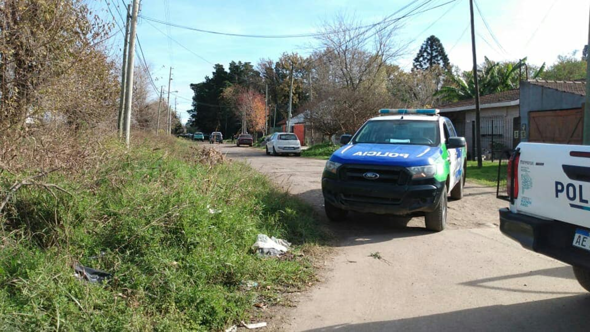 Los policías establecieron un perímetro en el lugar del hallazgo del cadáver. (Foto: Semanario Actualidad).