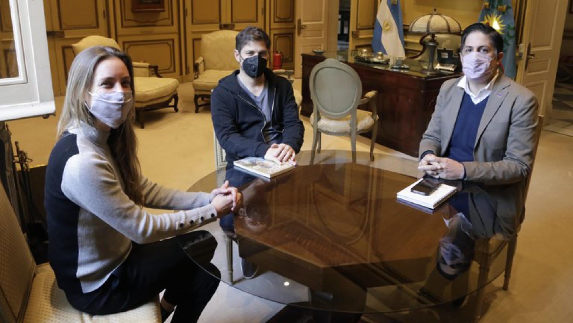 De izquierda a derecha, Agustina Vila, Axel Kicillof y Nicolás Trotta, los participantes de la reunión.