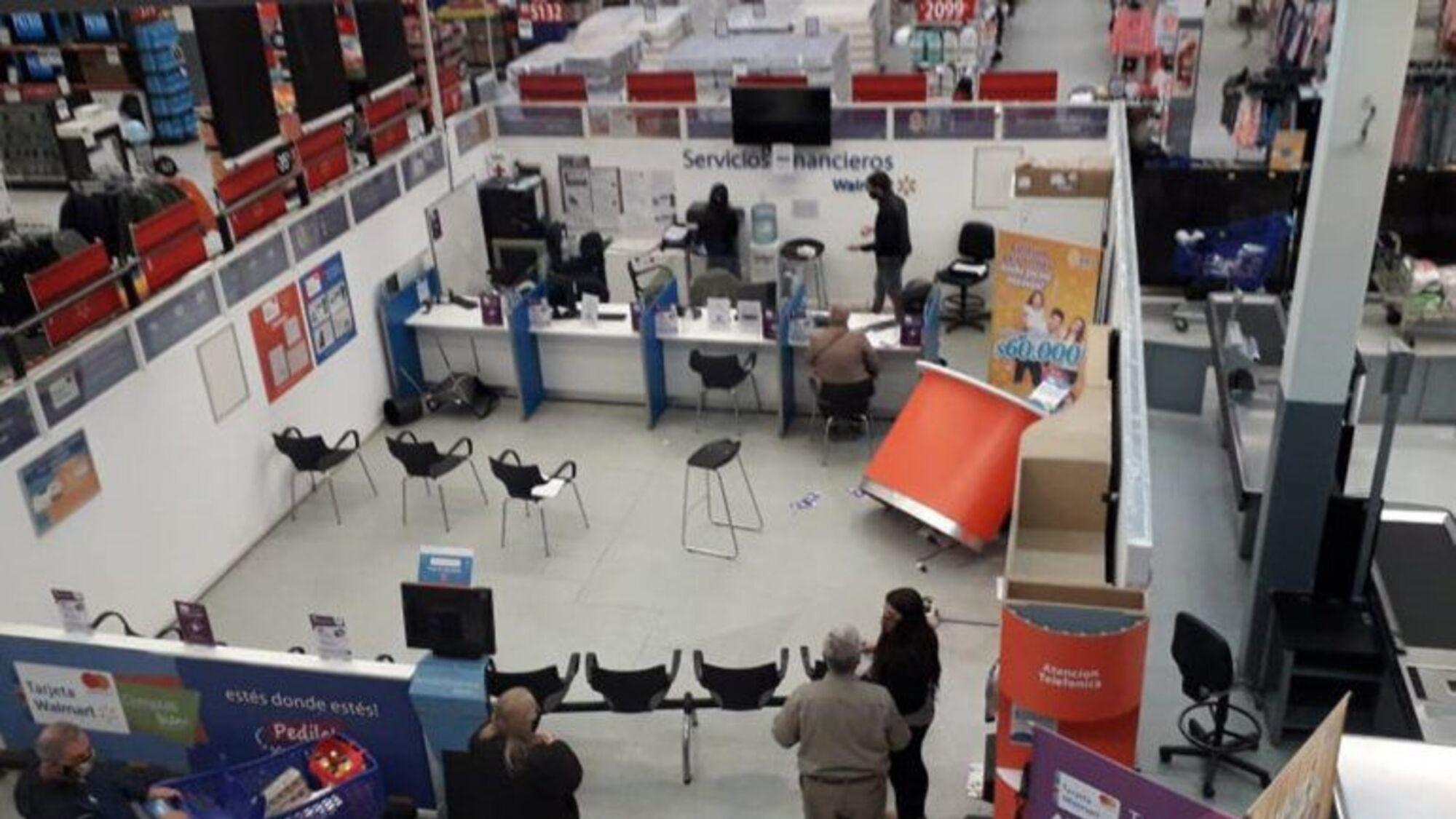 El momento en que el hombre destrozó la sala de atención al cliente del hipermercado.