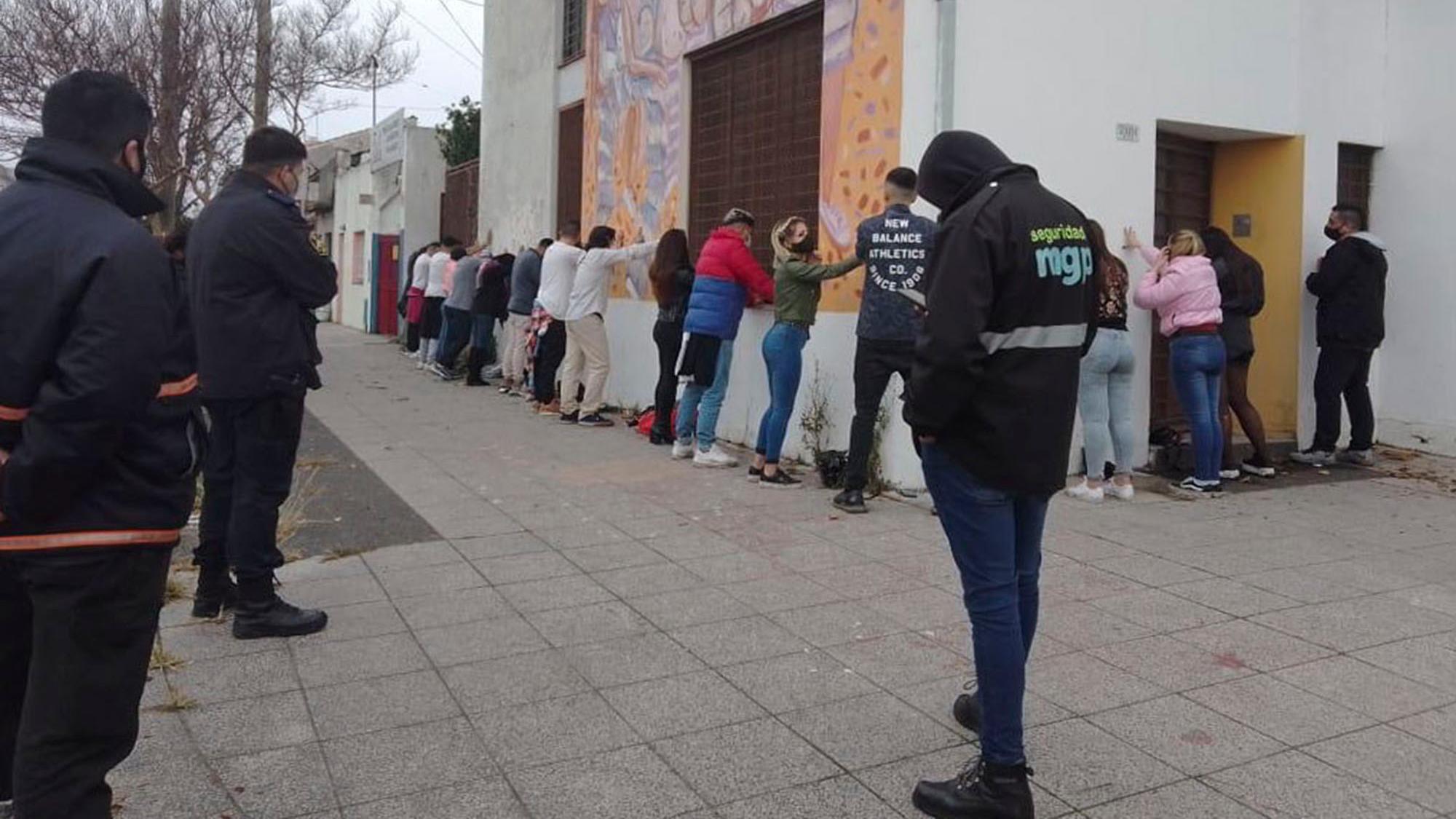 Covid y fiestas clandestinas: desarticulan diez y clausuran una cervecería en Mar del Plata.