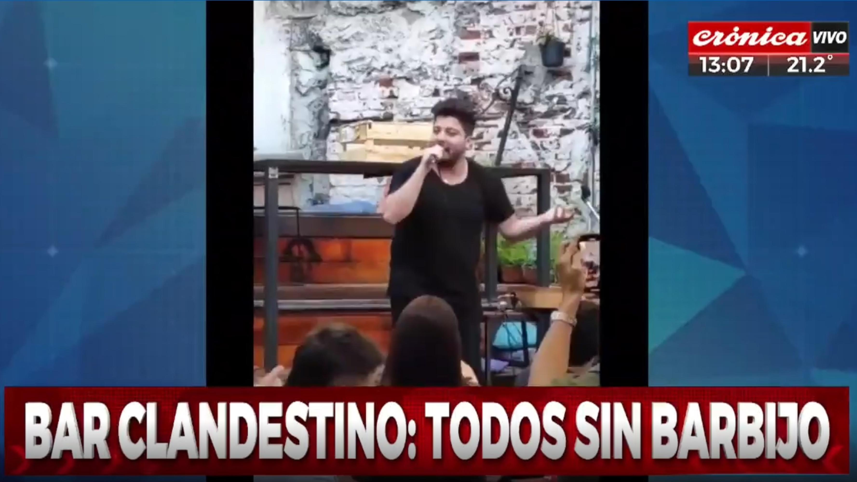 Damián Córdoba dando un show en un bar clandestino del que participaron decenas de jóvenes sin barbijo. (Captura video)