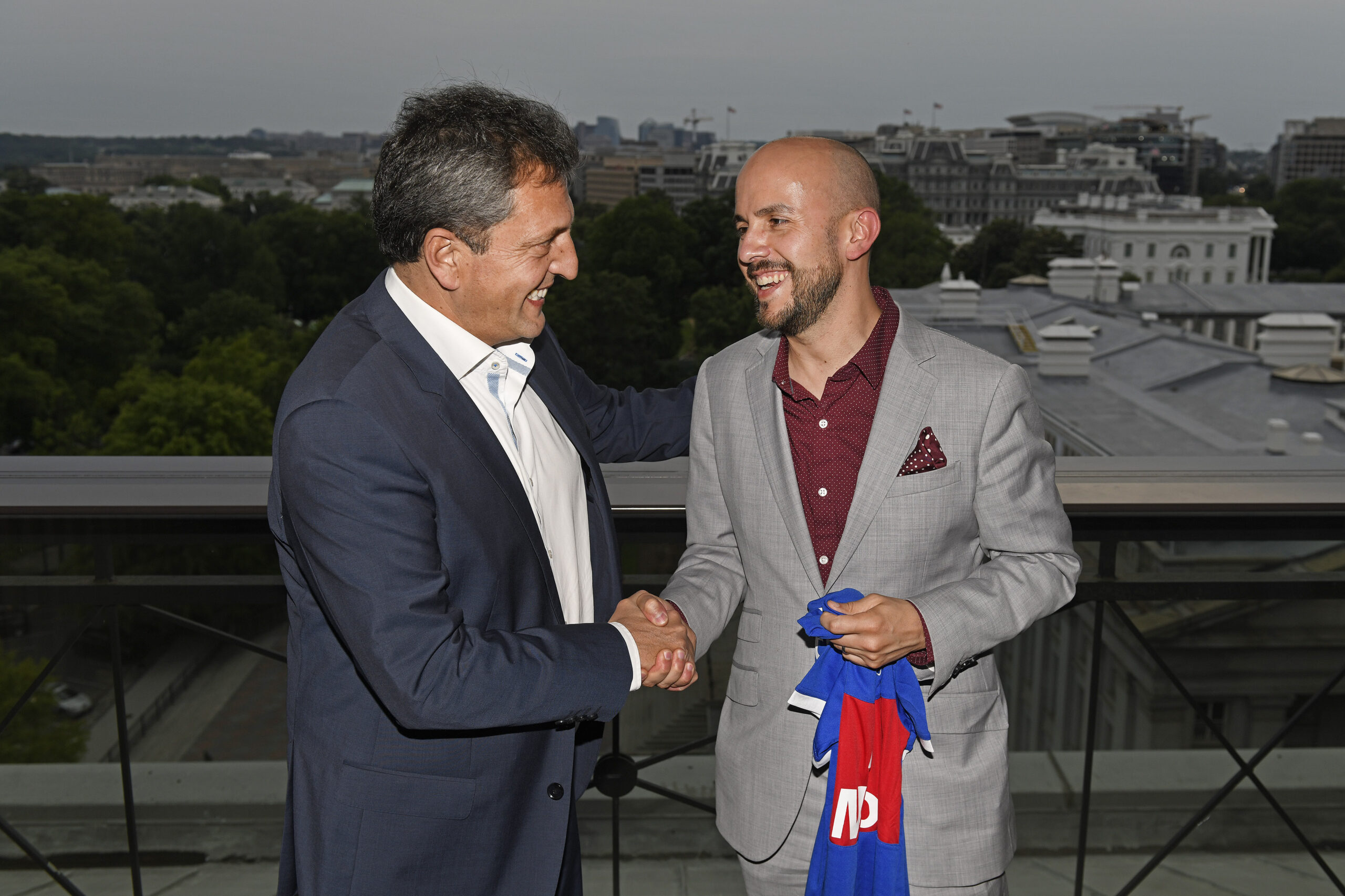 Sergio Massa le regaló una camiseta de Tigre a Juan González, el principal asesor para Latinomérica de EE.UU.