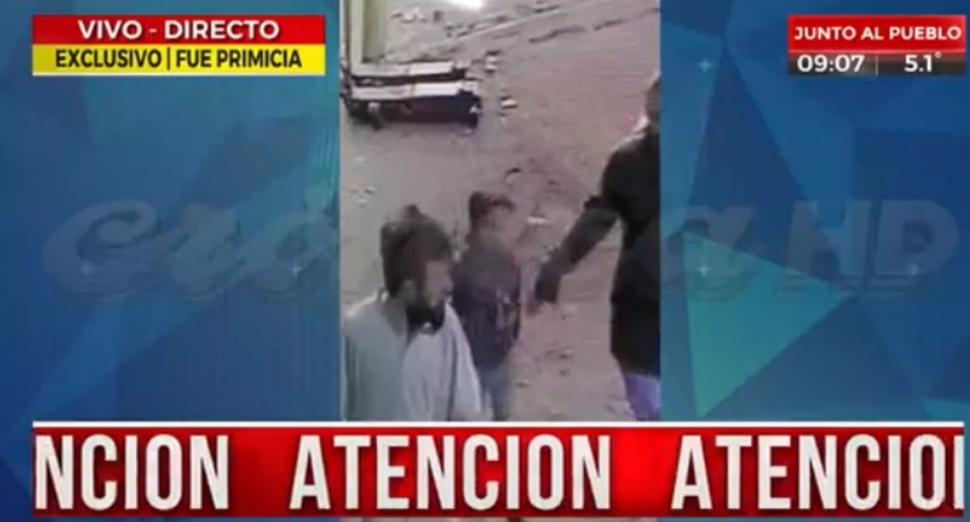 El momento en que el asesino camina junto a la víctima y el nene de 5 años.