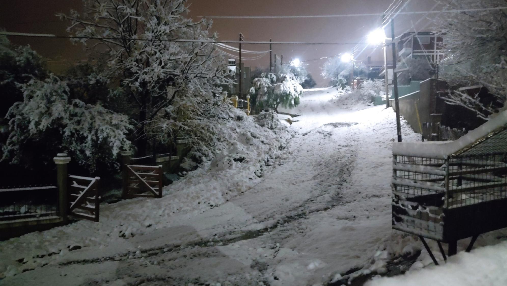 El Valle de Punilla amaneció cubierto de nieve (Twitter).