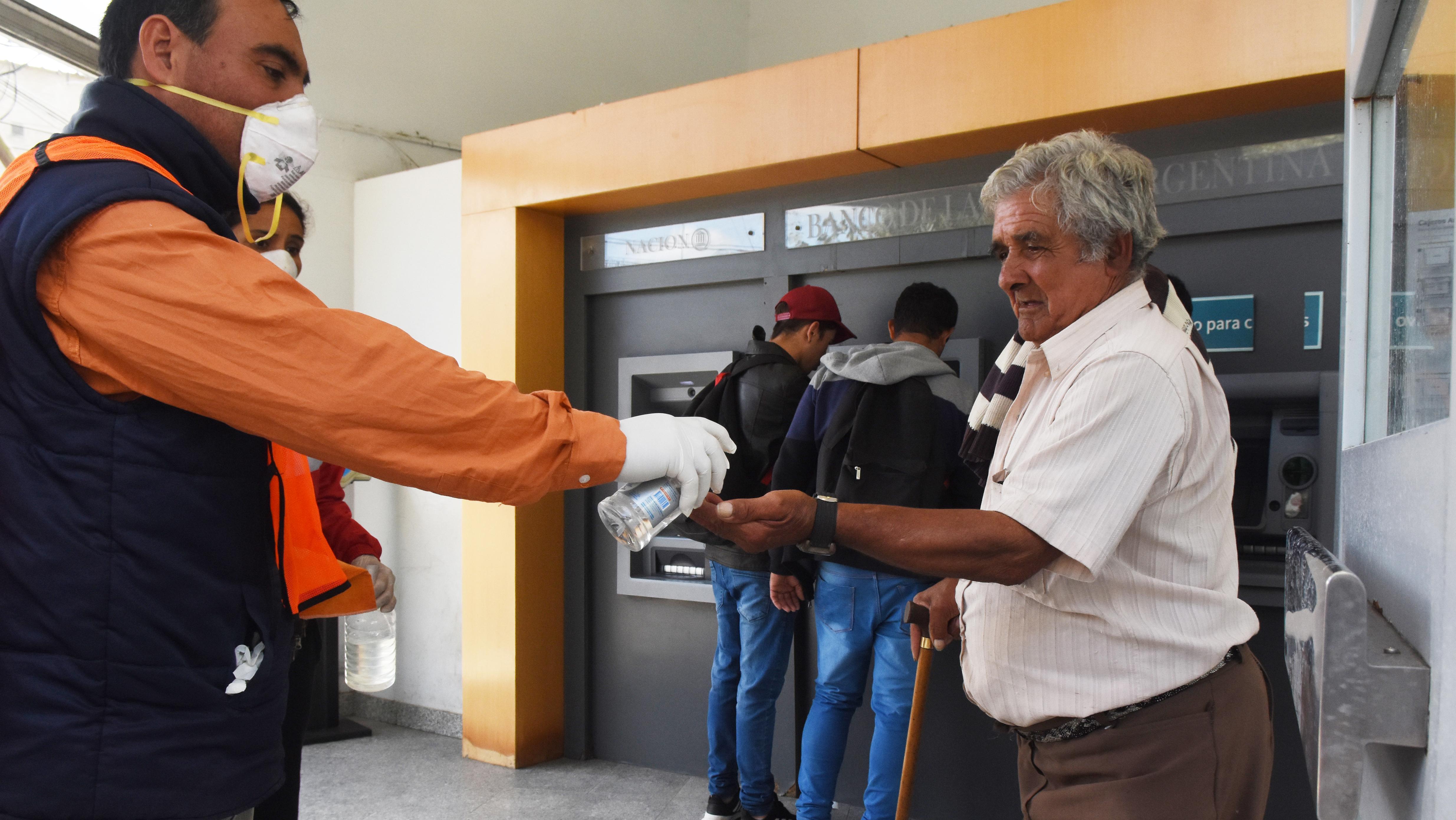 Los jubilados y pensionados comienzan a cobrar sus haberes desde el 8 de junio (Pablo Villán/Crónica/Archivo).