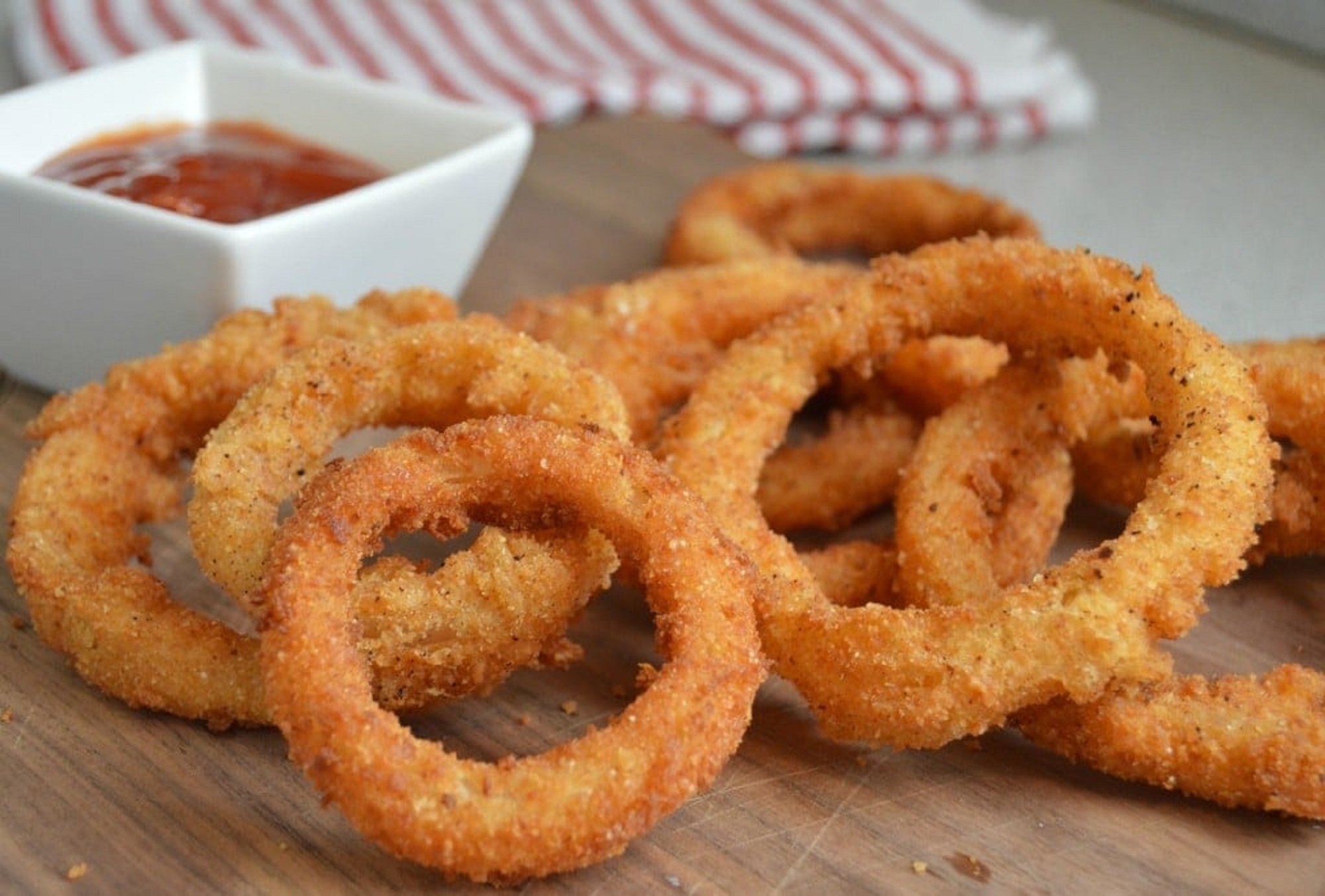 Los aros de cebolla son muy populares en Estados Unidos y se encuentran en casi todos los restaurantes.