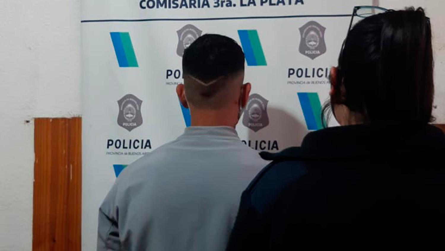 El joven de 25 años detenido por amenazar a su pareja con dispararle en La Plata.