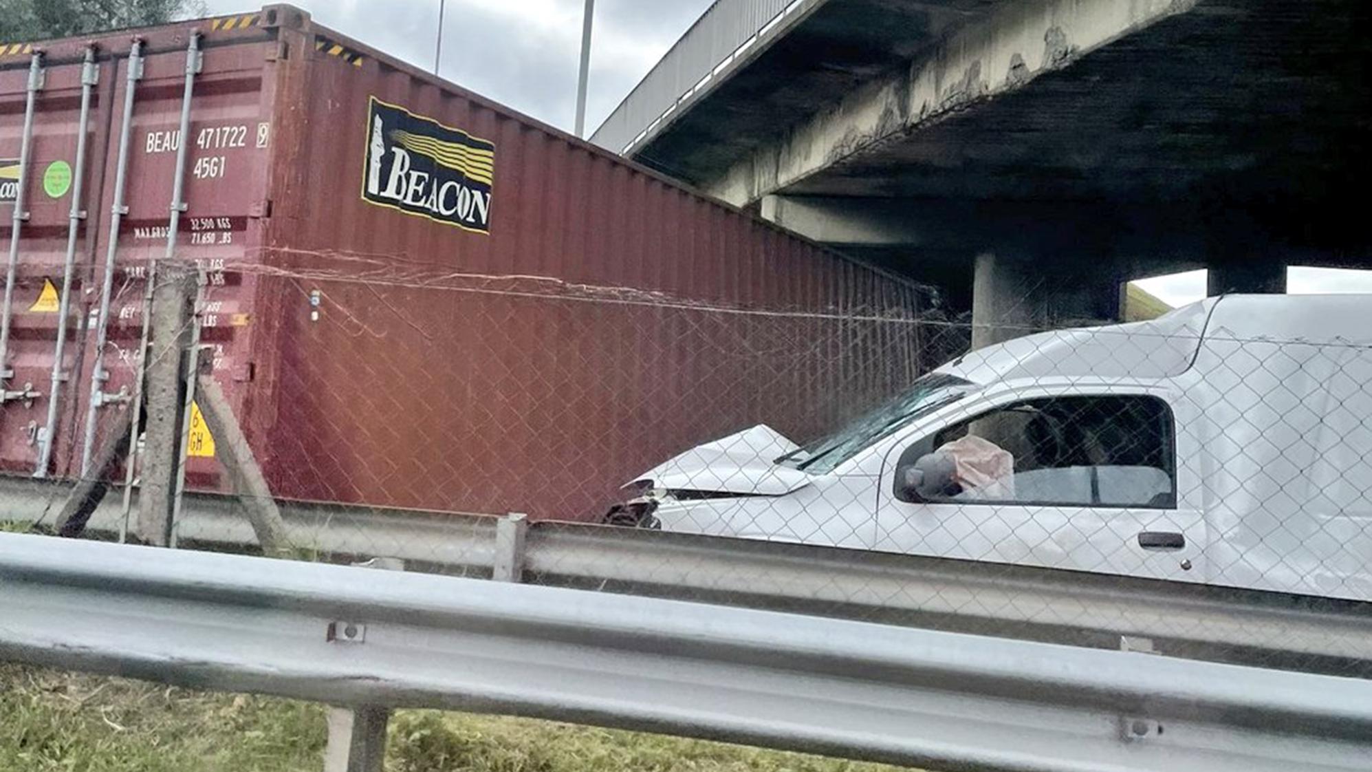 Palazo en la Panamericana: chocaron un auto, una camioneta y un camión .