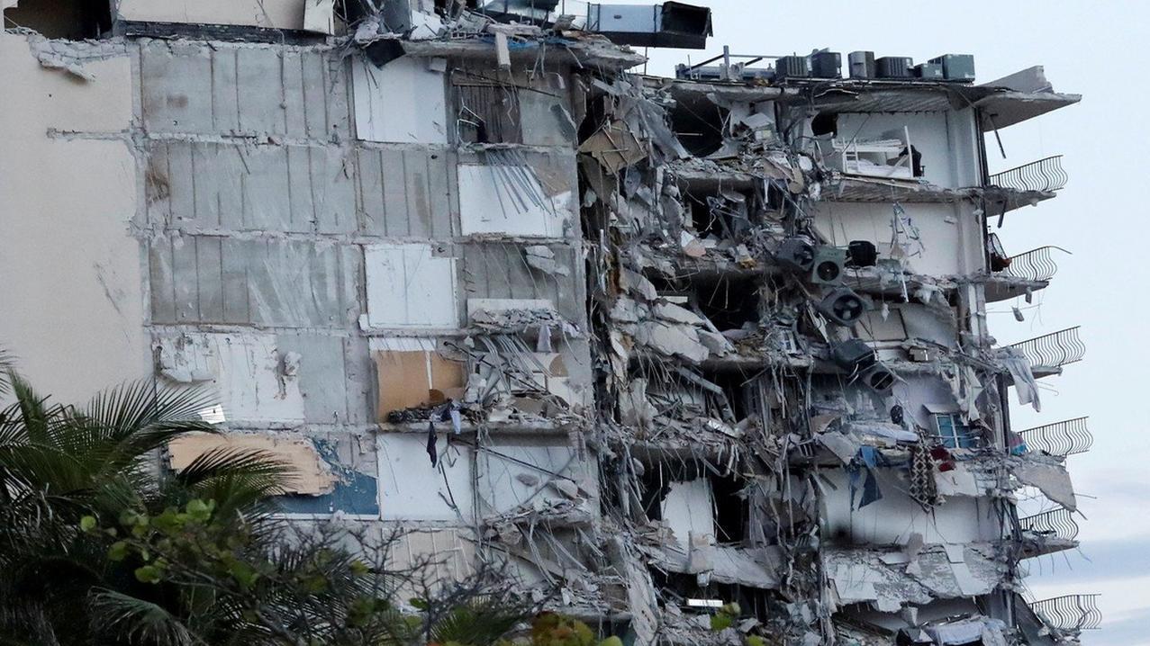 El derrumbe afectó la mitad de la torre ubicada en el barrio Surfside de Miami.