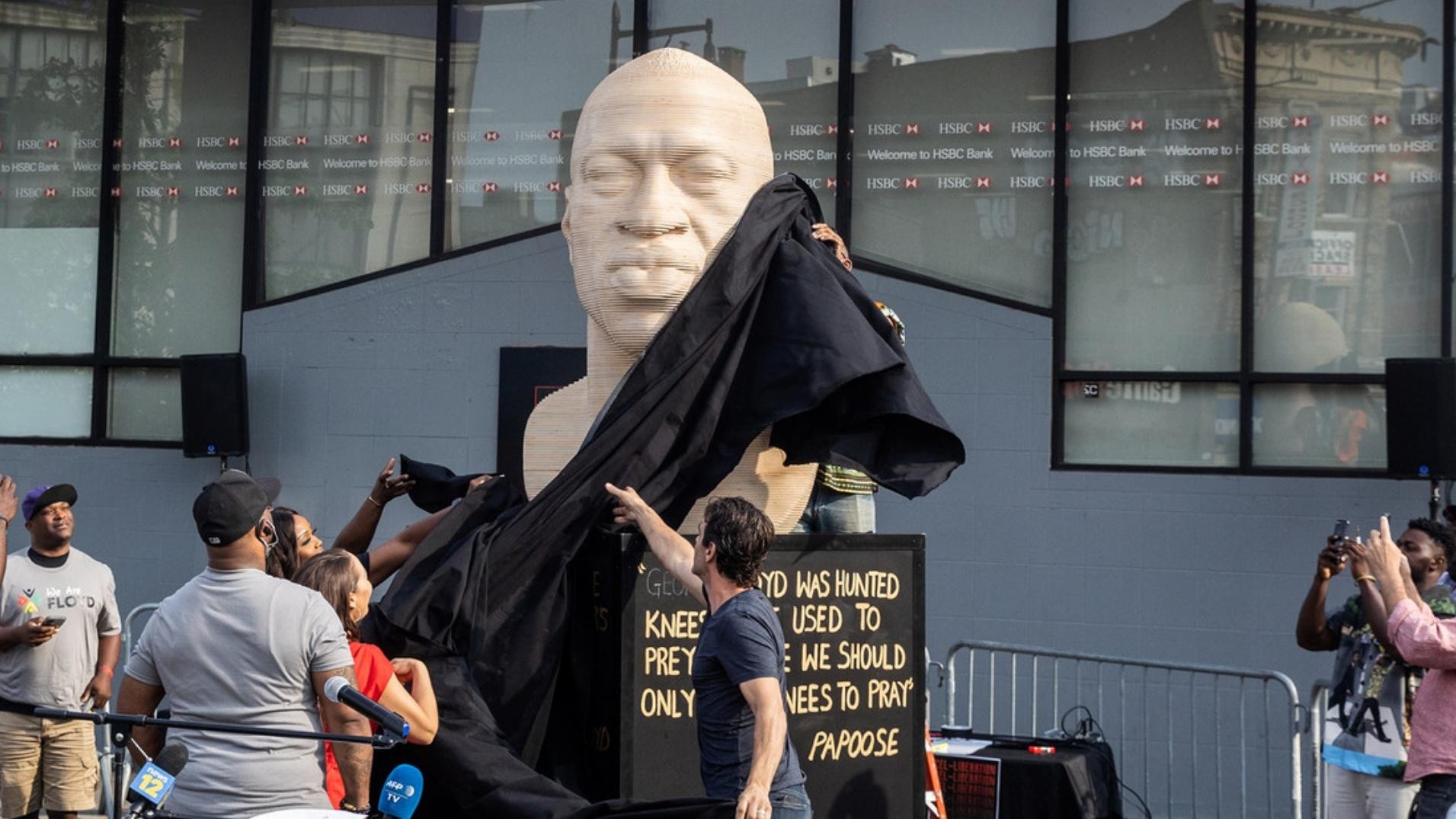 El busto desplegado por las autoridades de Nueva York.