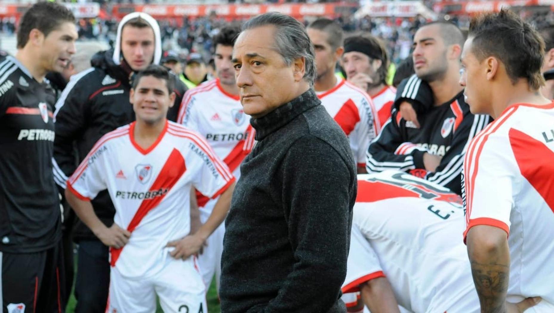 Los jugadores y el técnico de River, Juan José López, luego de perder la categoría contra Belgrano de Córdoba.