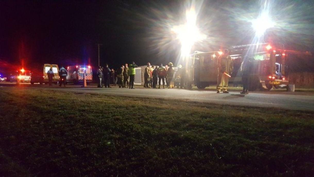 Un micro que llevaba 45 personas, volcó sobre la autovía 2, a la altura de Chascomús. Fuente: (Twitter)