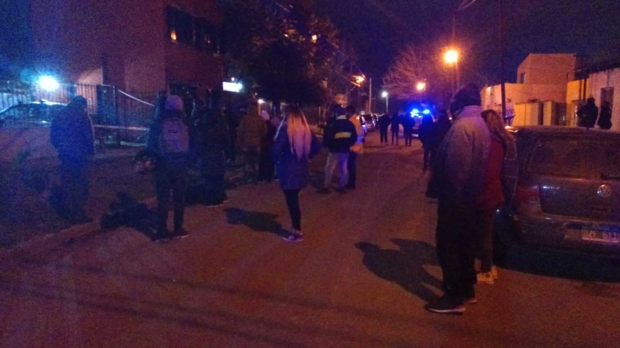 Vecinos, frente a la casa del abogado asesinado en Guernica.