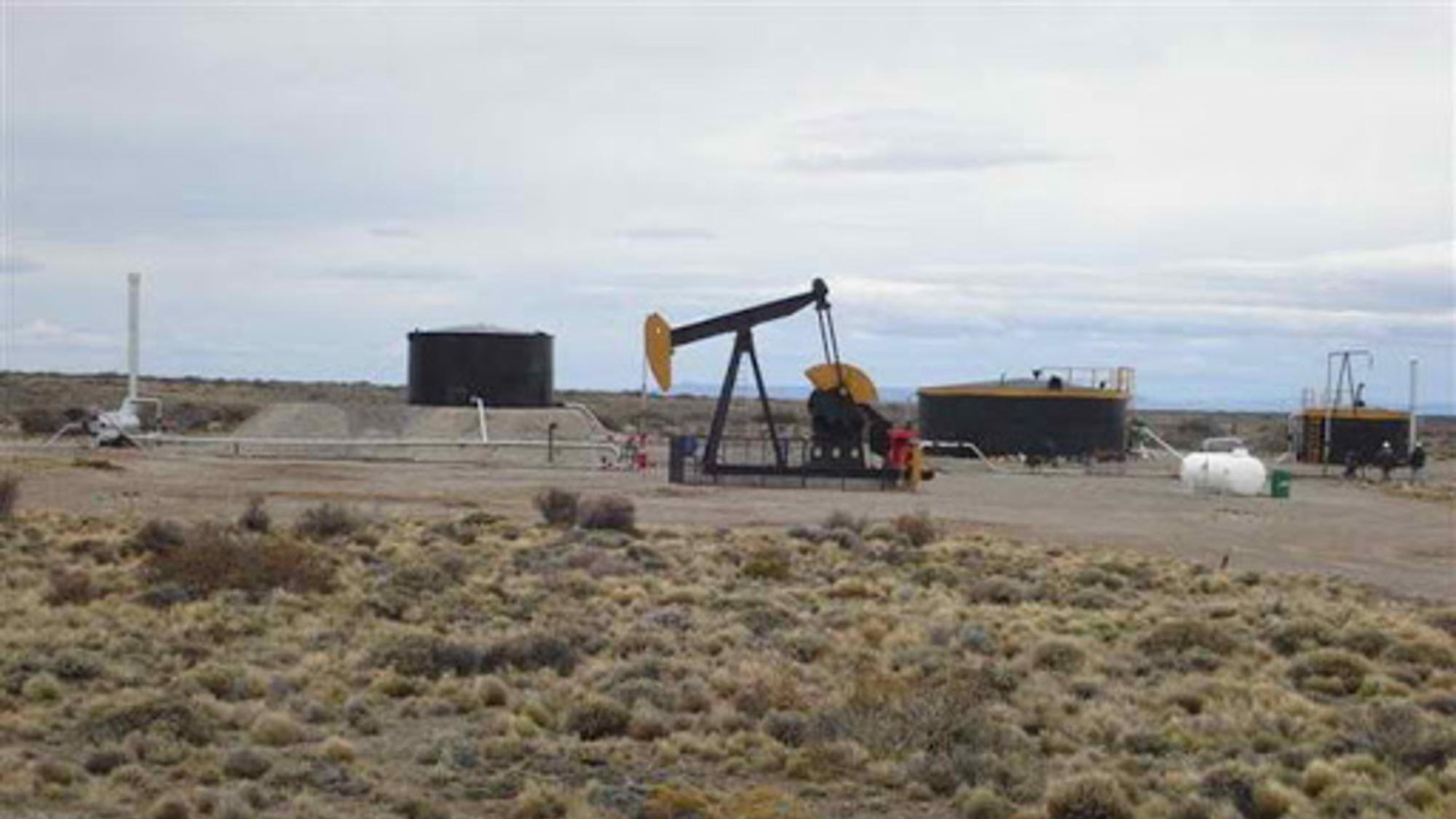 El abusador fue descubierto en un descampado, en medio de una zona petrolífera (Imagen Ilustrativa). 