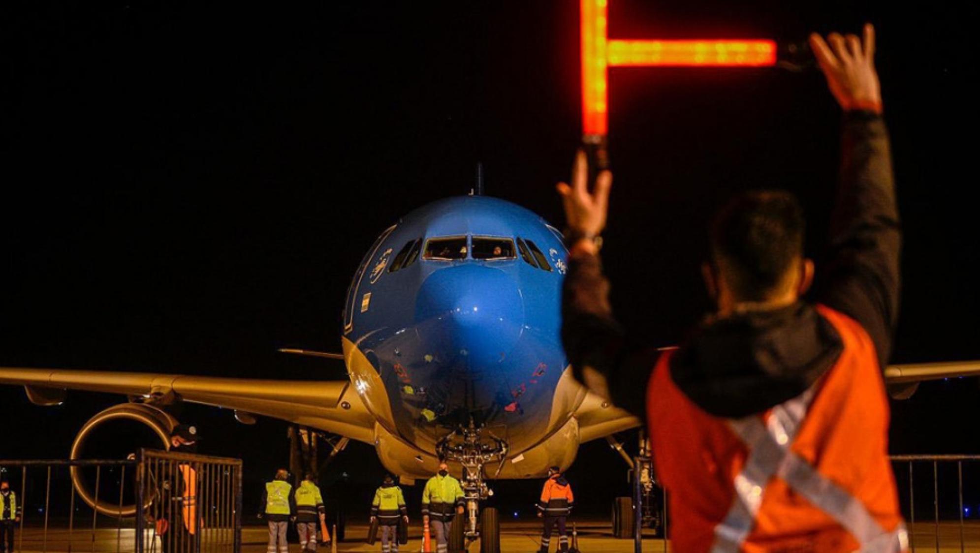 El Airbus 330-200 de Aerolíneas arribó de Moscú, después de una escala técnica en Roma (Télam).