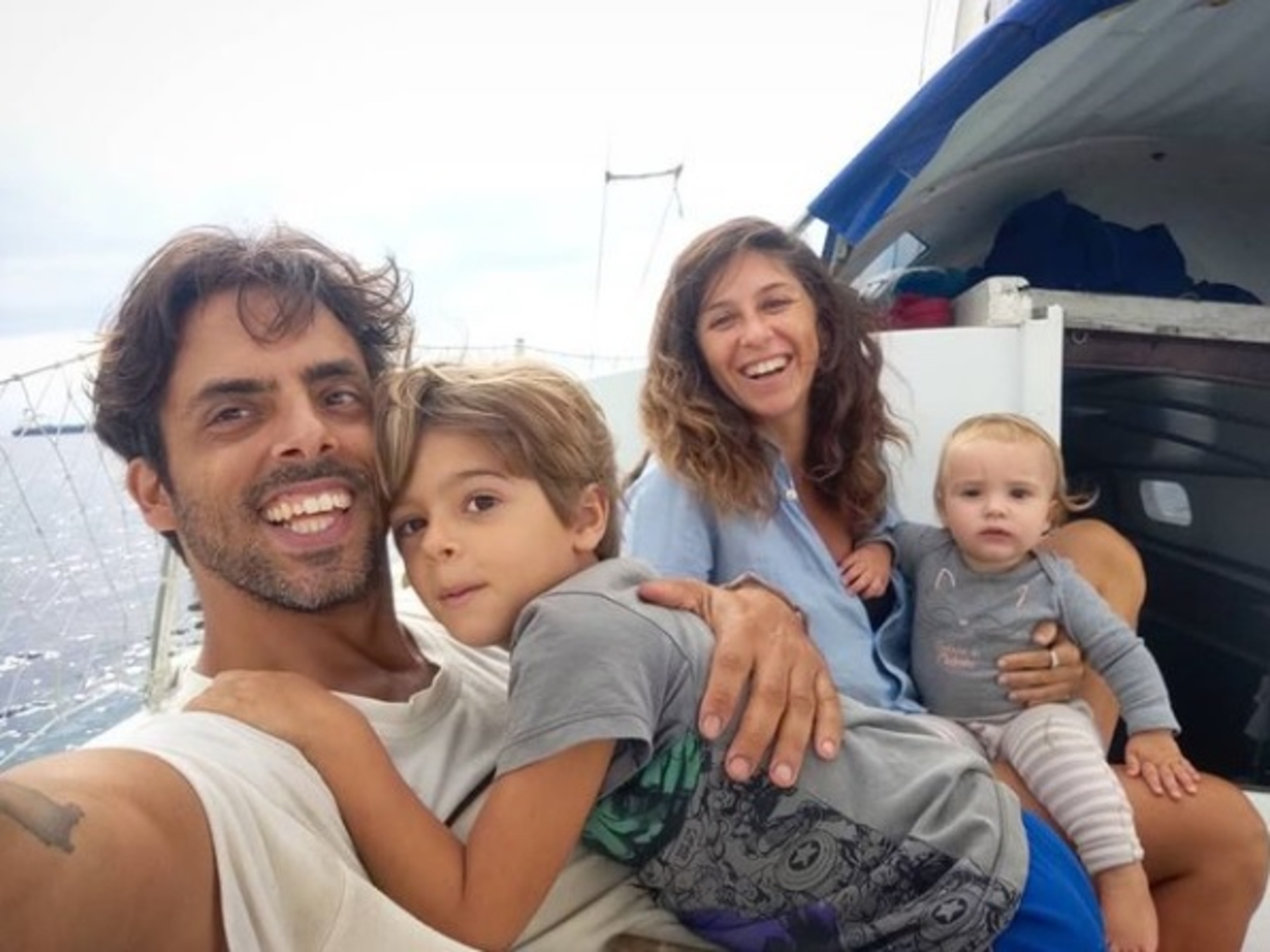 Juan, Ulises, Constanza y Renata, son los navegantes del Barco Amarillo junto a su perra Lula.