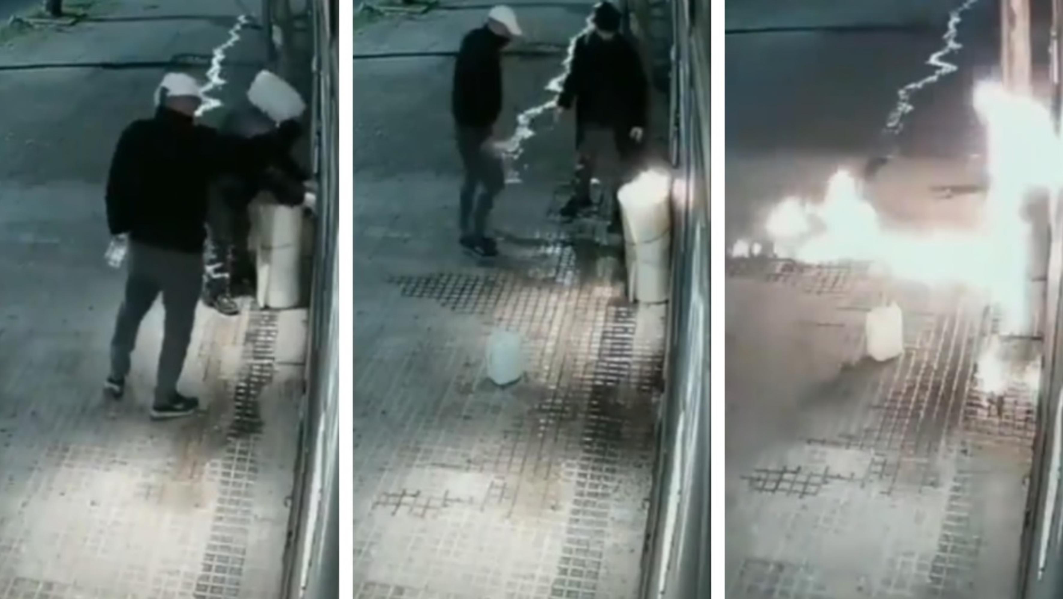 Así incendiaron la puerta de un edificio para intimidar a una inquilina en La Plata. (Captura video)